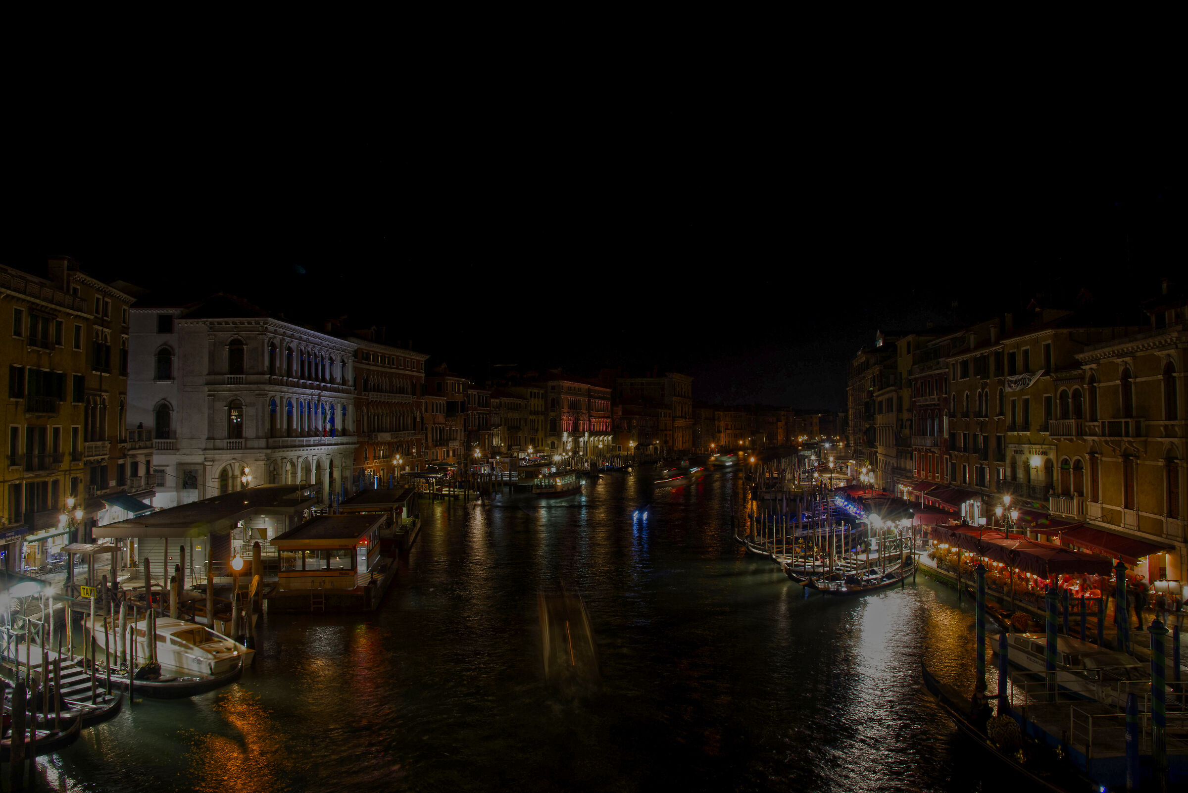 Venezia Veduta dal ponte di Rialto notturna...