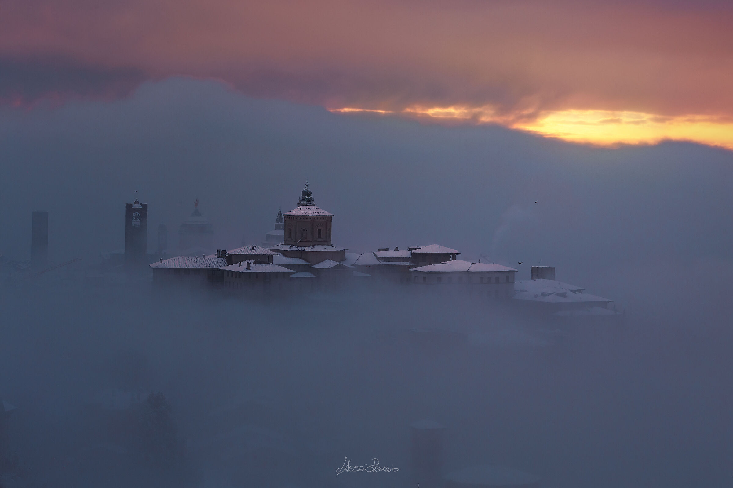 Bergamo Alta si sveglia imbiancata e tra la nebbia...