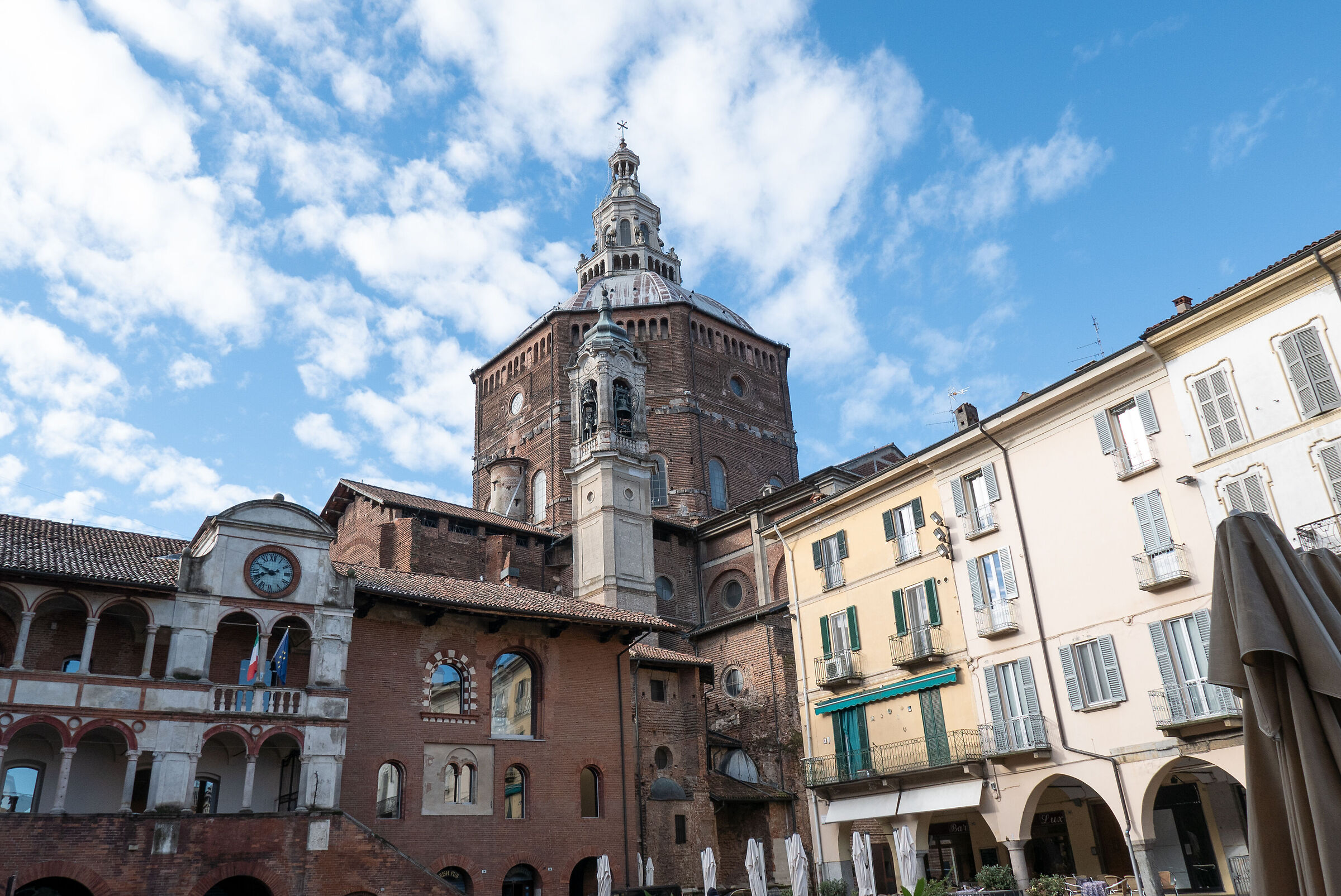 Pavia - Cathedral from Piazza della Vittoria...
