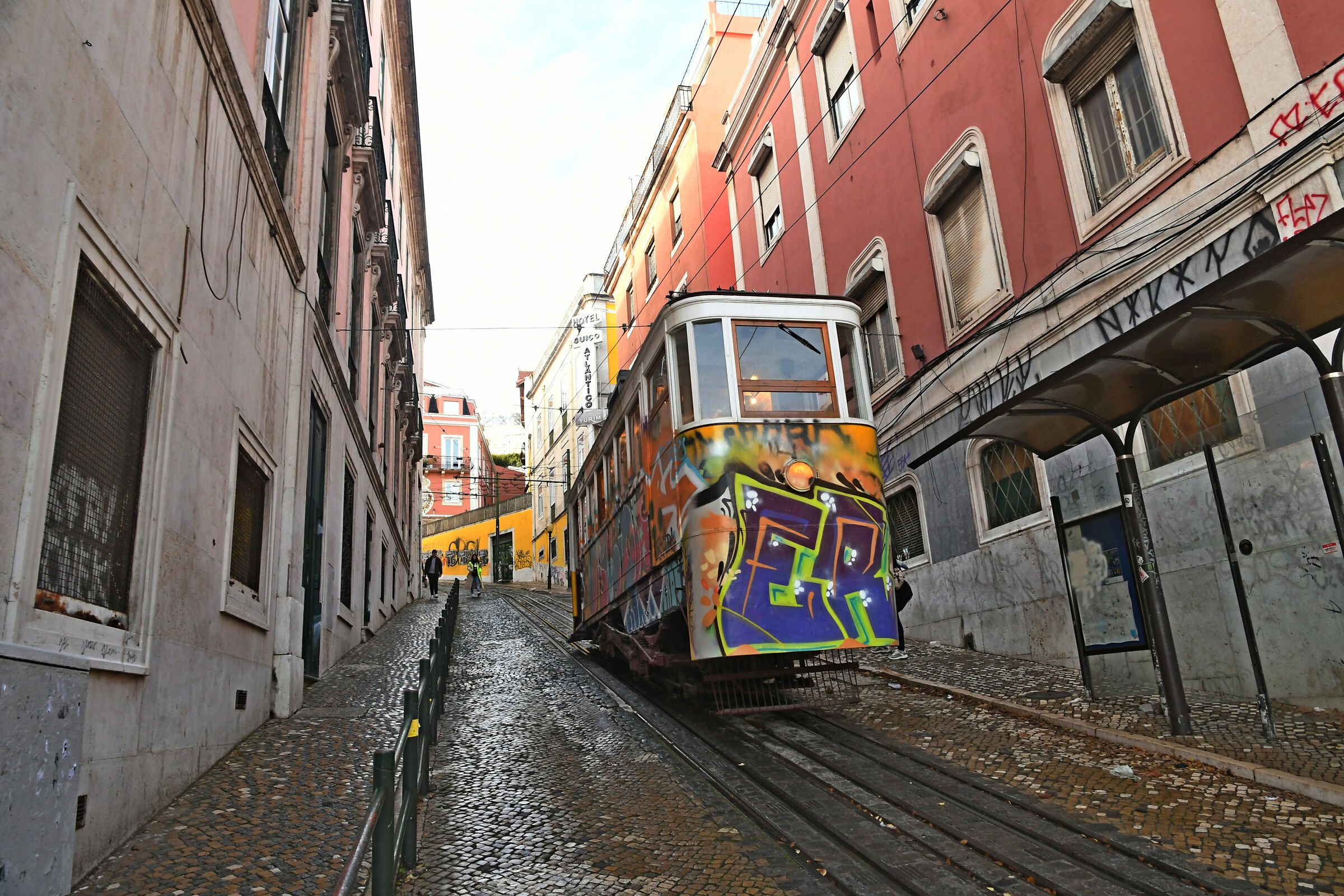 Lisbona - Tram per Barrio Alto...