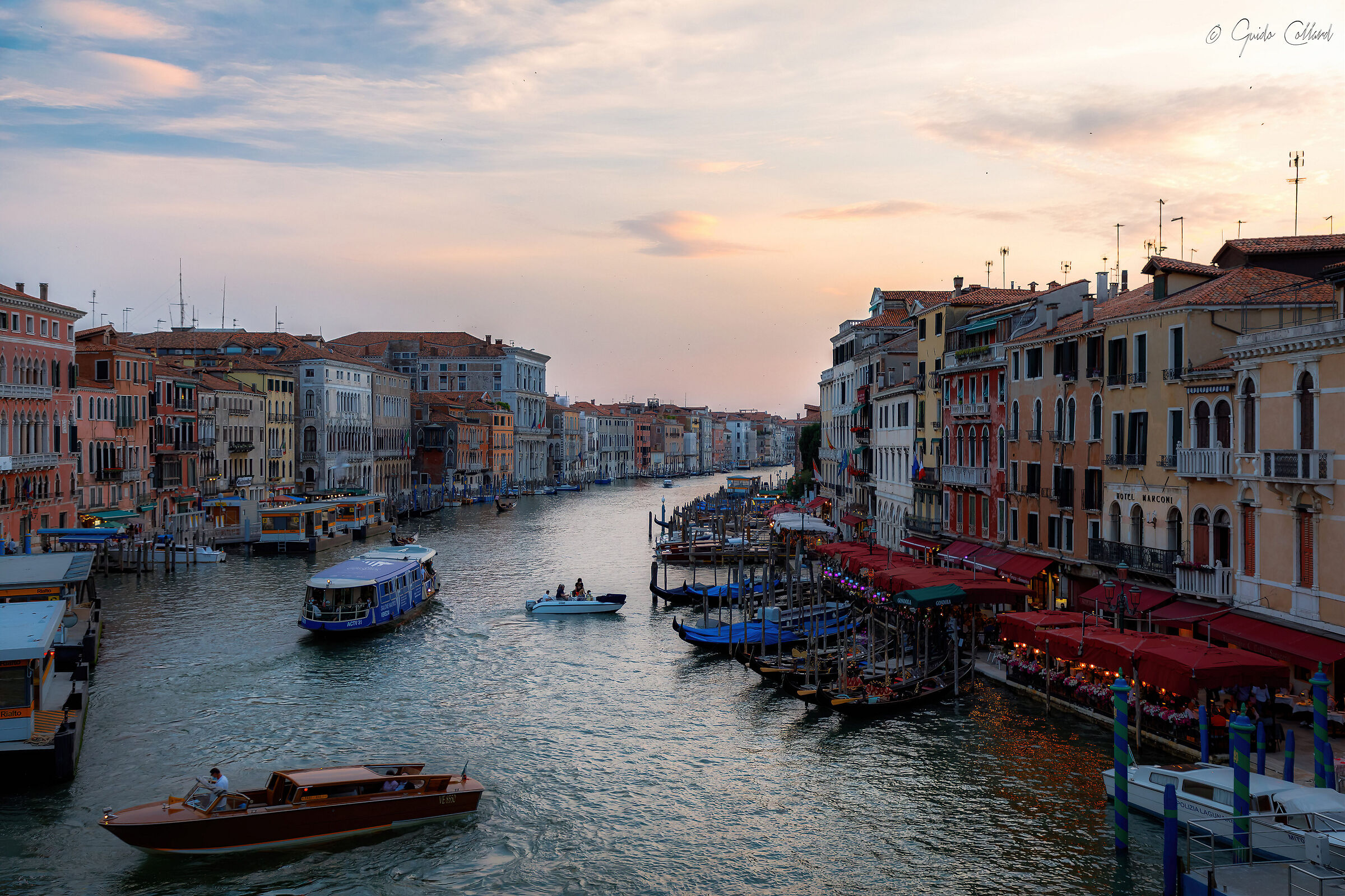 Venezia al tramonto da Ponte di Rialto...