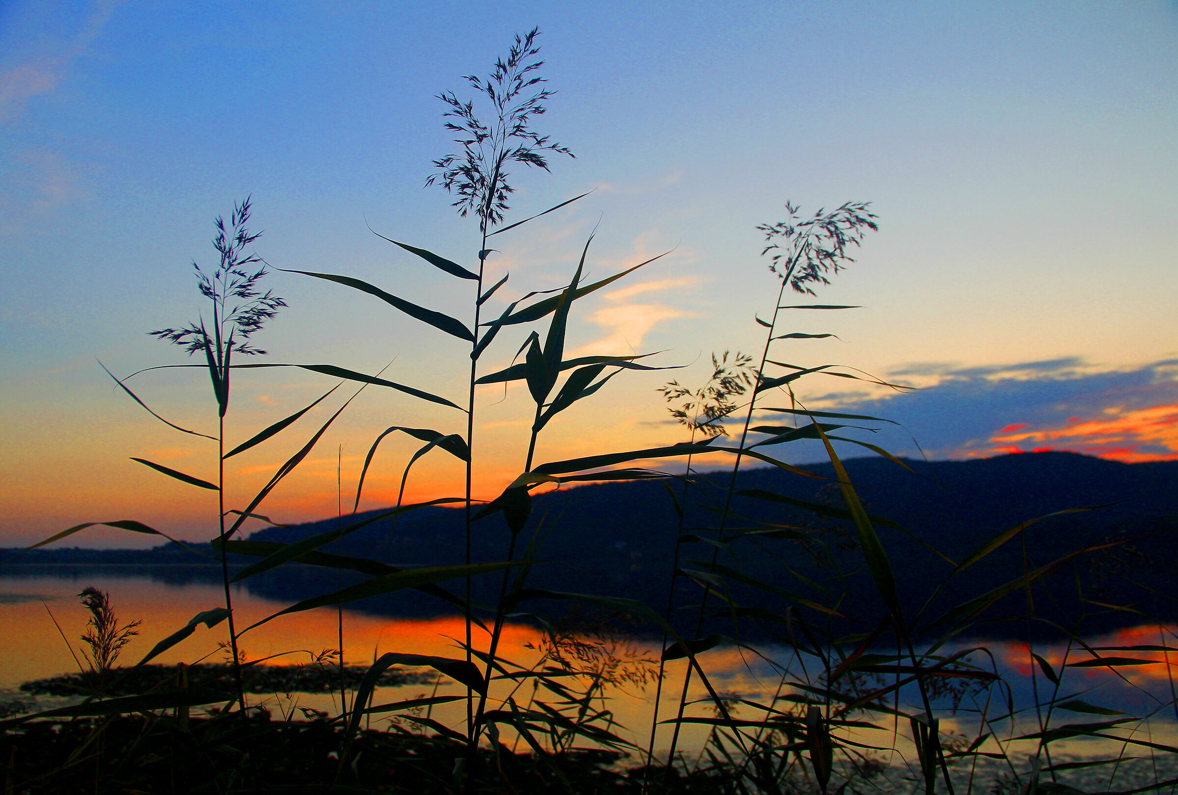 VARANO BORGHI - SUNSET ON THE LAKE...