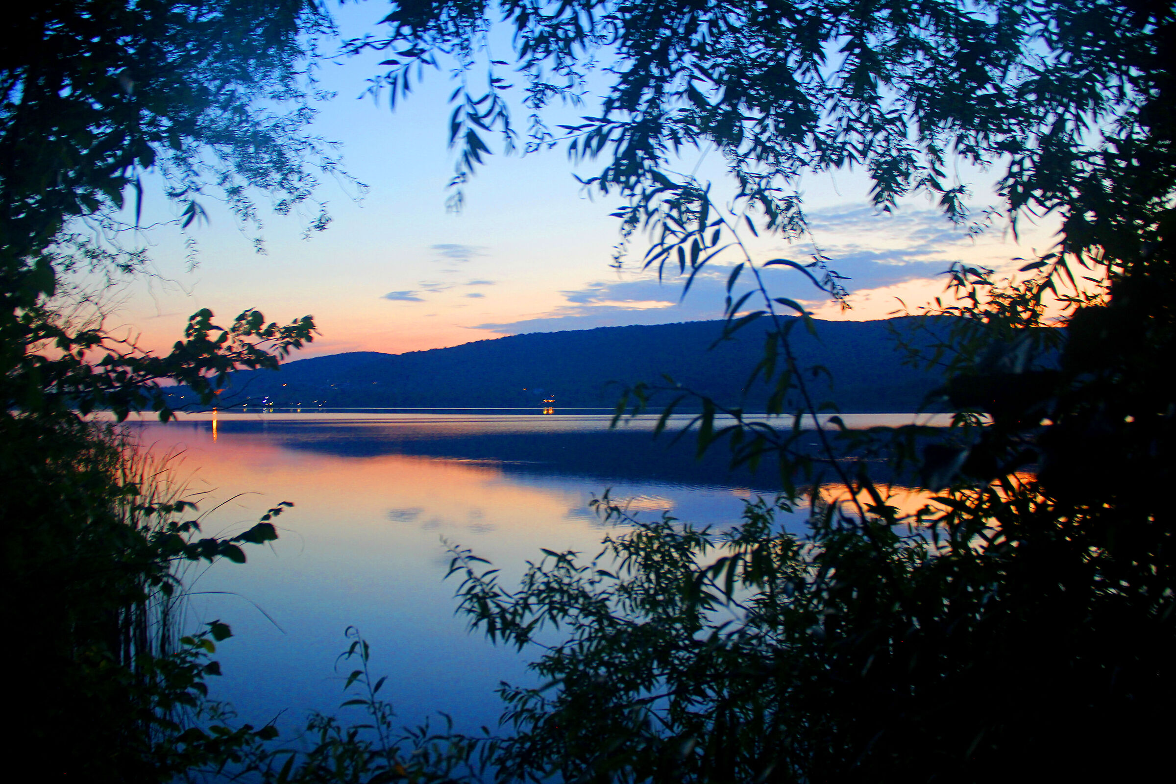 varano borghi - tramonto sul lago...