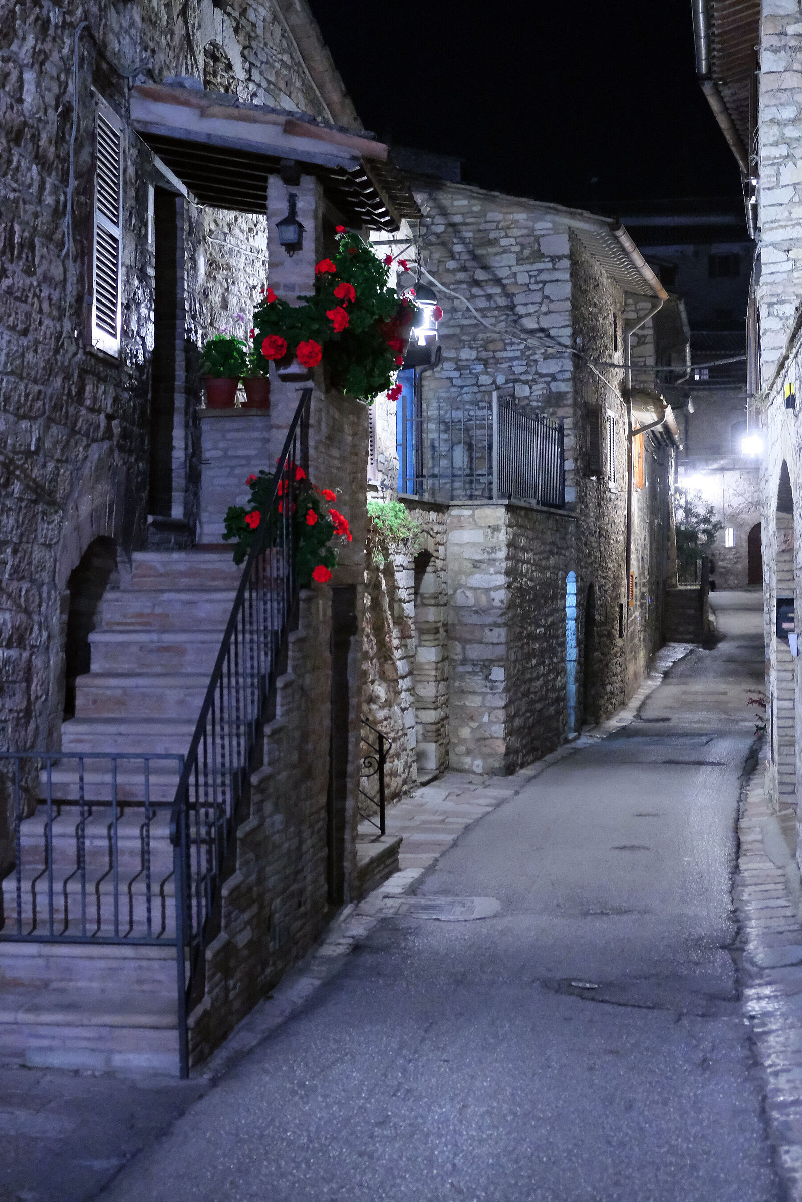 Per le vie di Assisi la sera.....