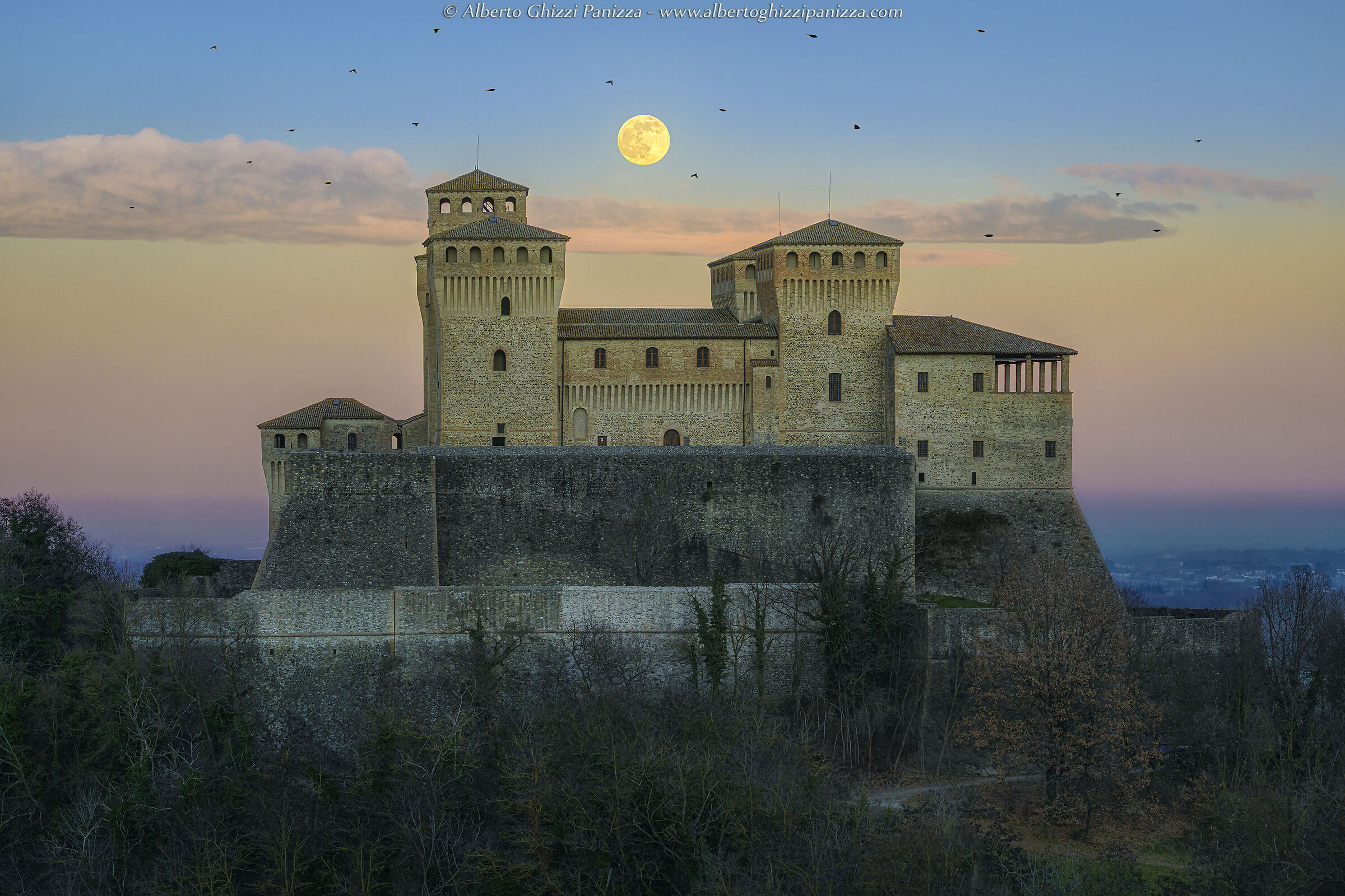 La Luna piena del lupo sorge dietro al castello...
