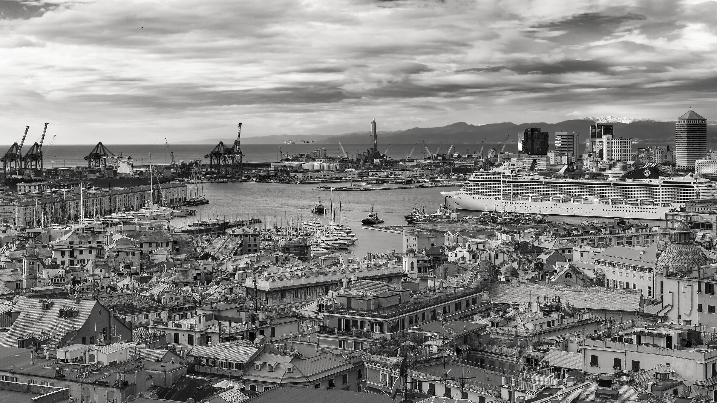 Vista da Spianata Castelletto sul porto - Genova...