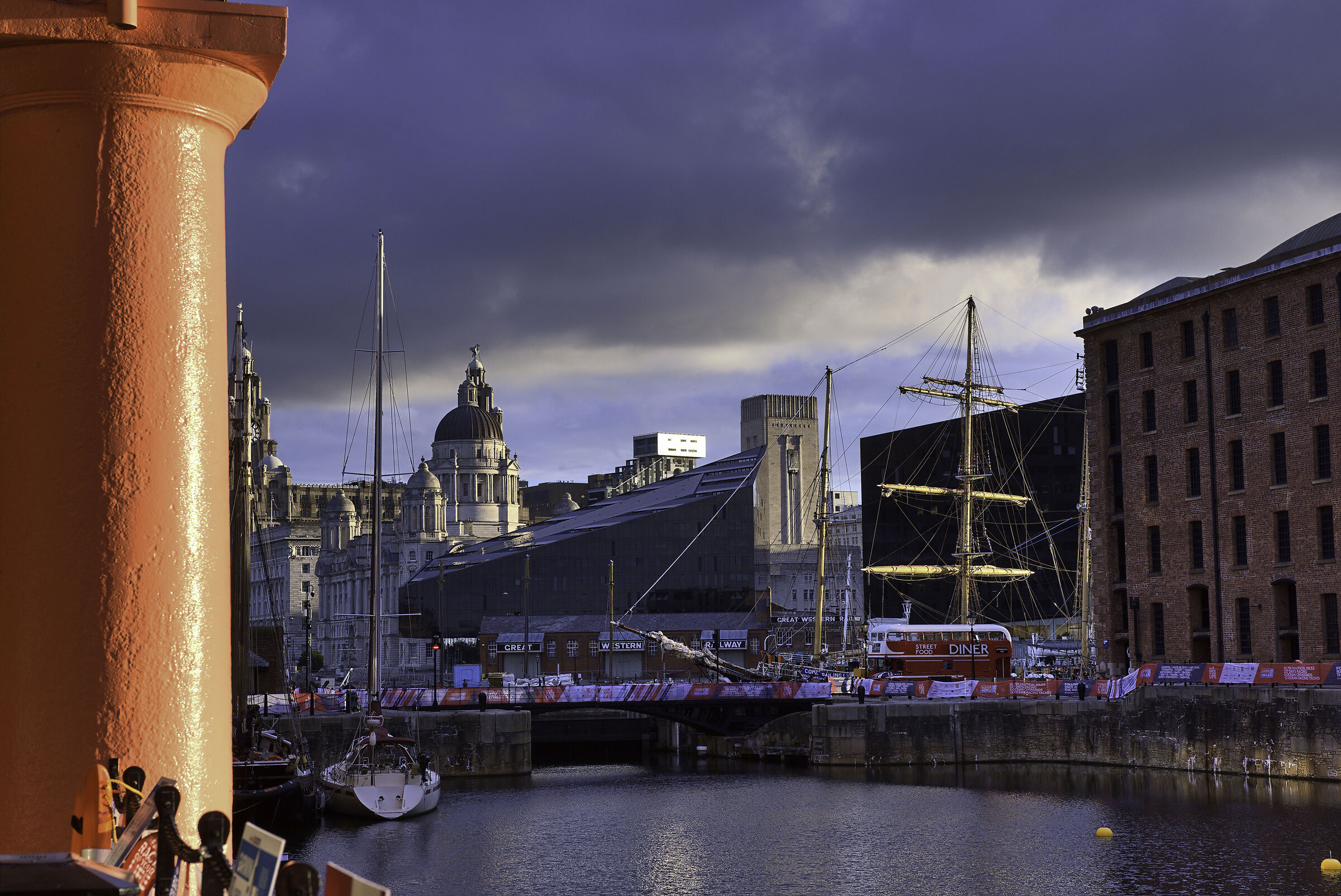 Da poco è passata l'alba, da solo nei Docks, Liverpool...