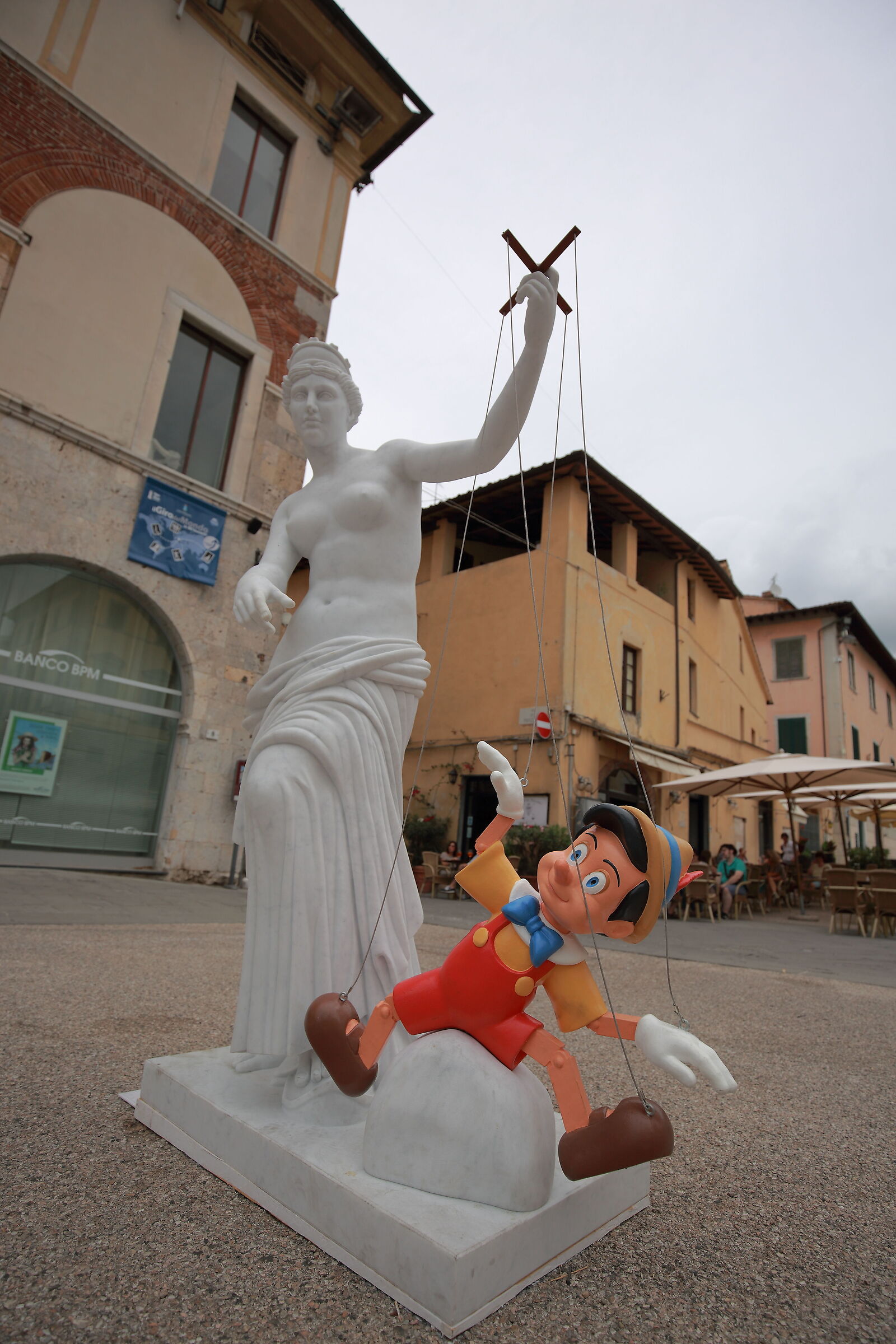 La Venere Trionfante che manovra il burattino Pinocchio...