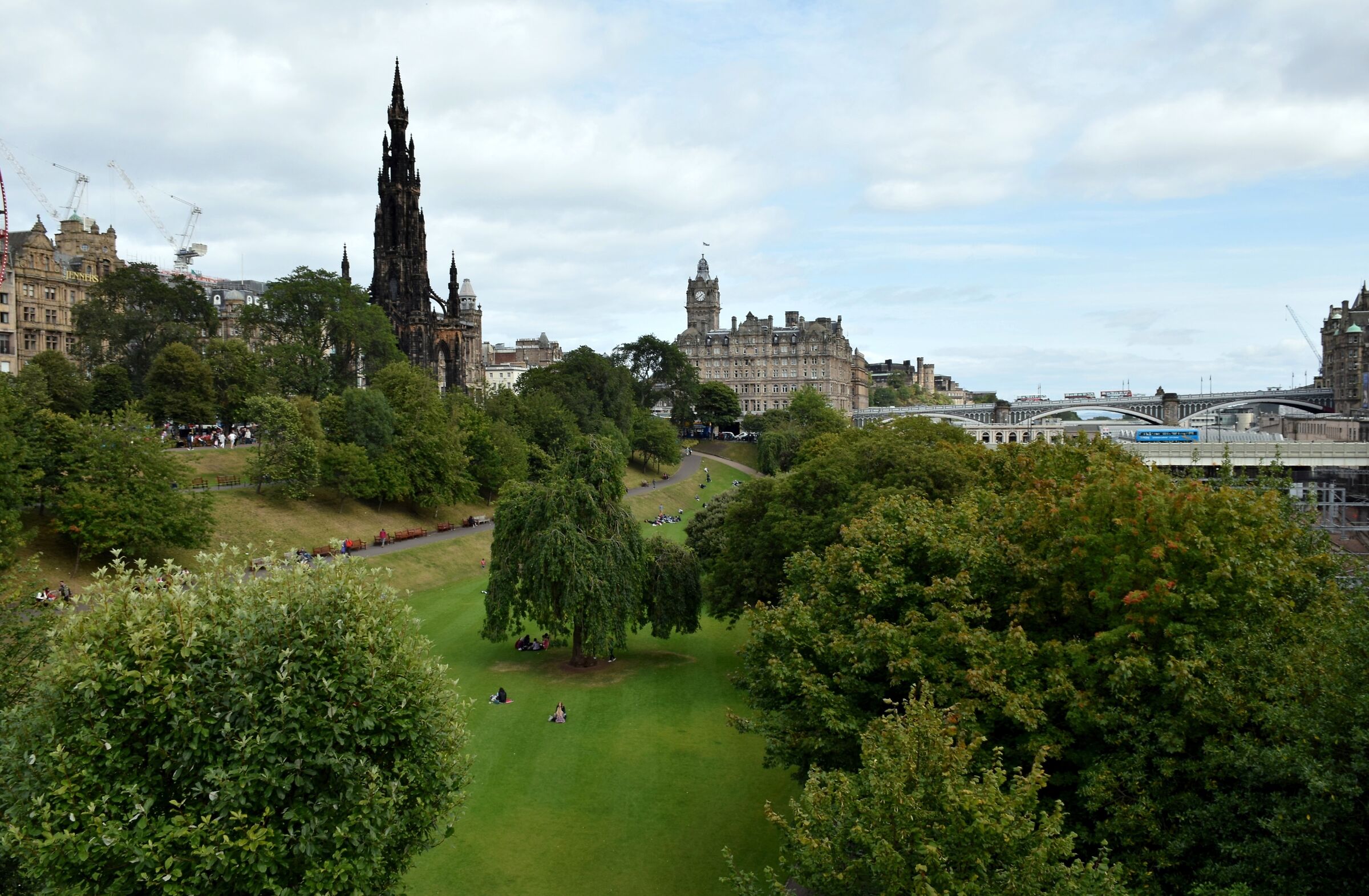 Edimburgo "Vista dalla Scottish National Gallery"...