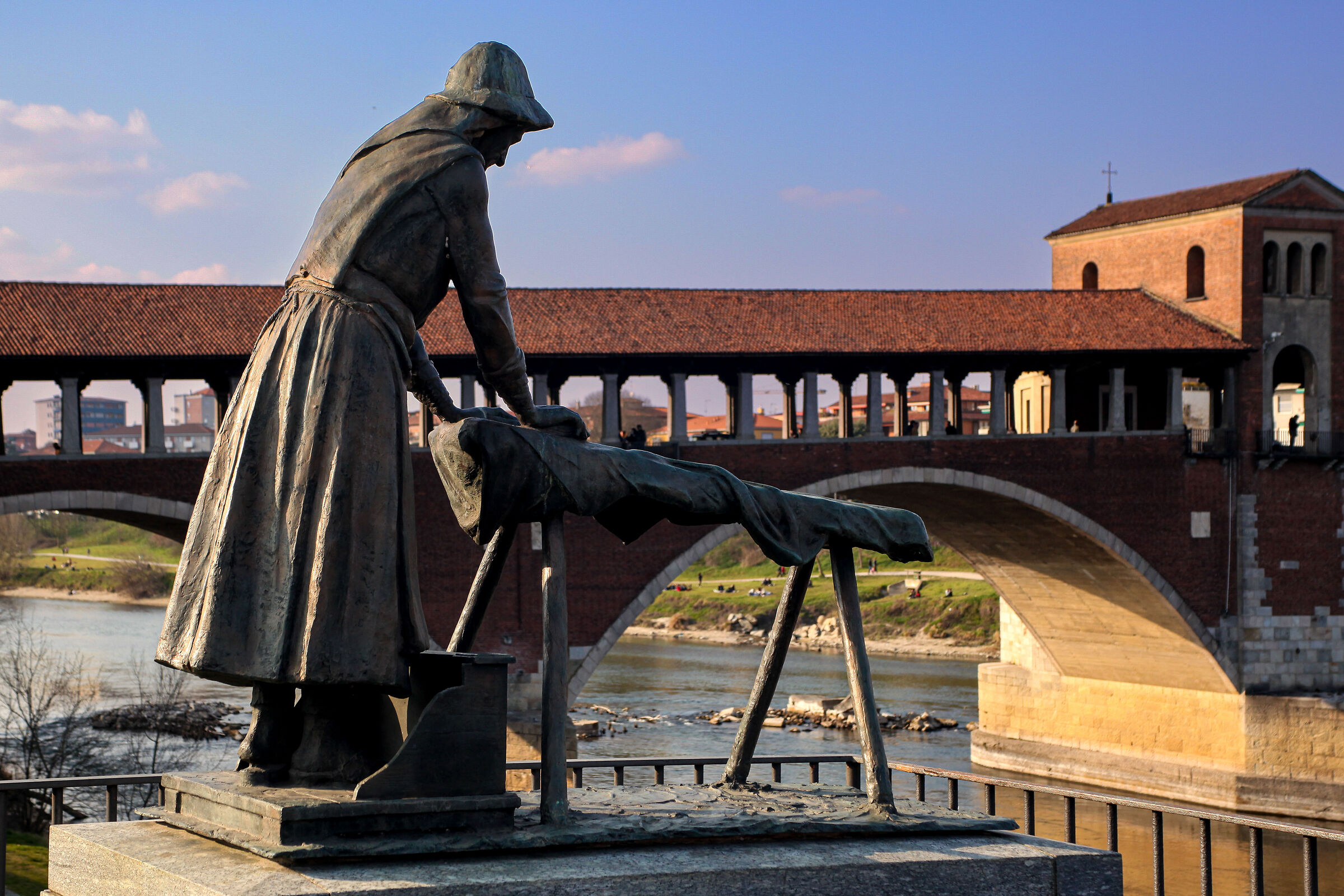 Pavia - Monument to the washerwoman...