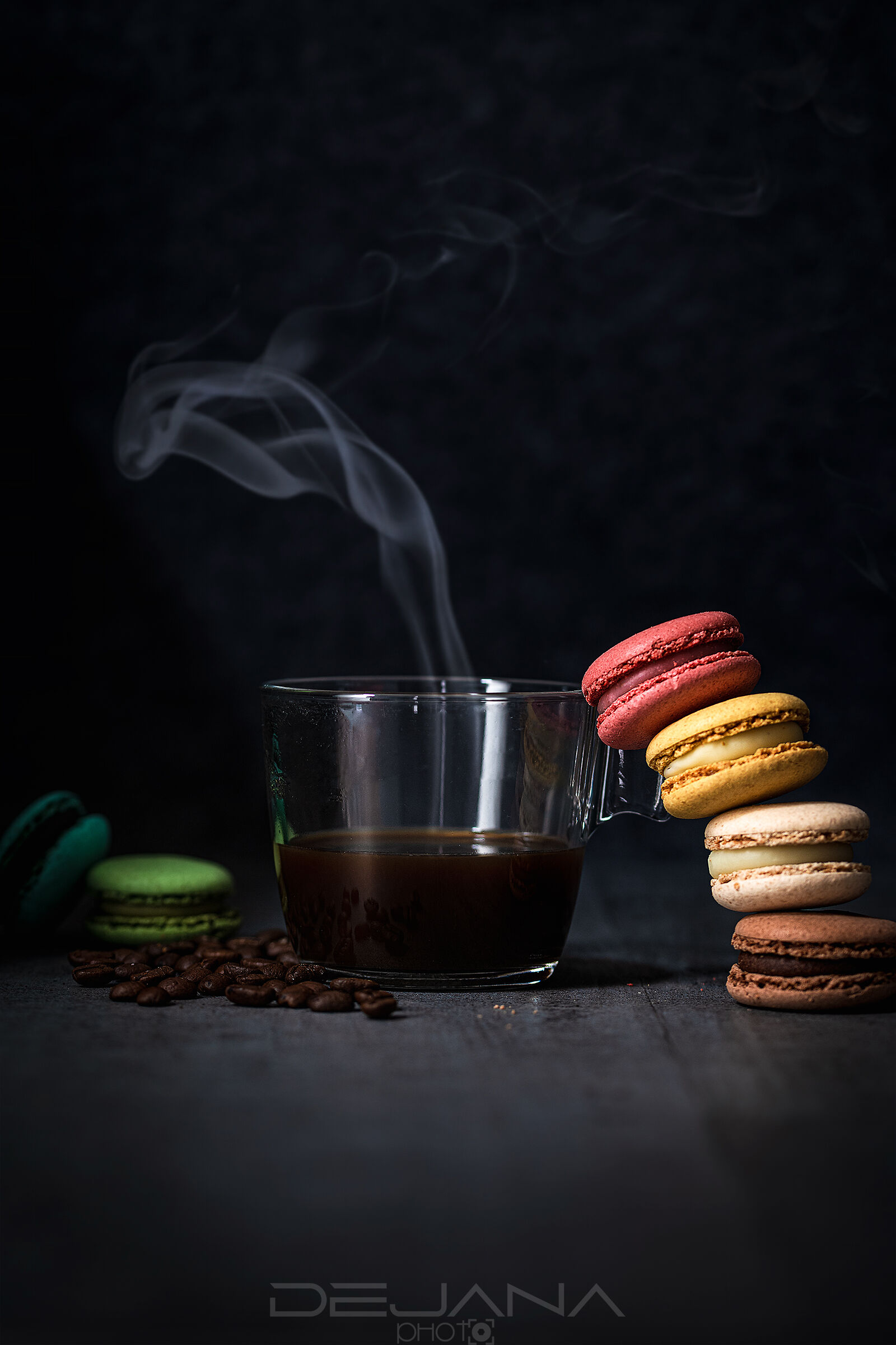 It's time for a good coffe and some colorful macarons.....