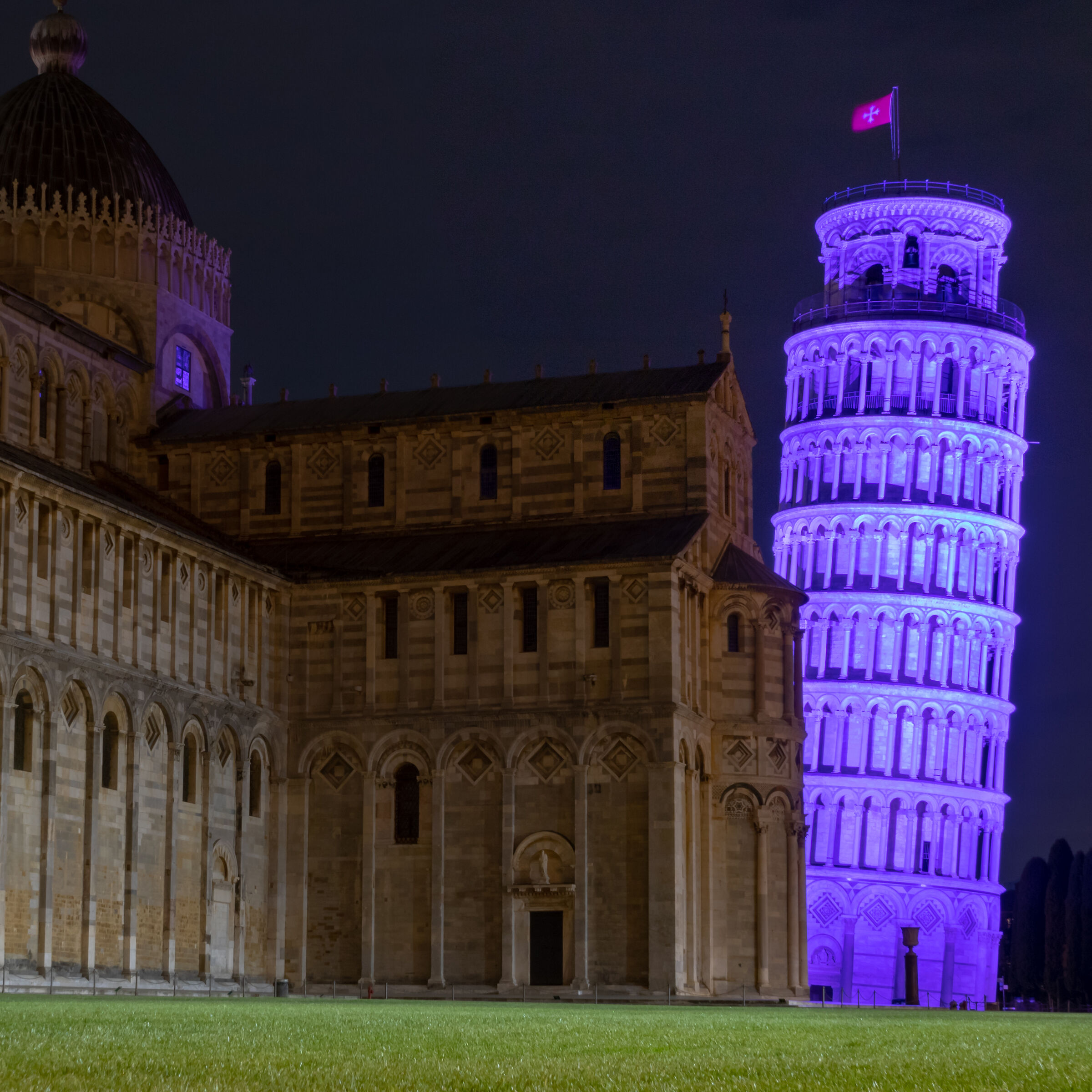 Torre di Pisa illuminata lilla...