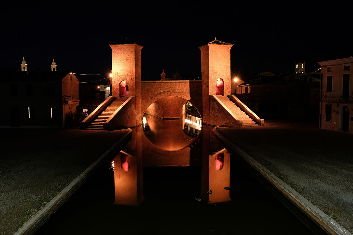 the nocturnal charm in Comacchio...