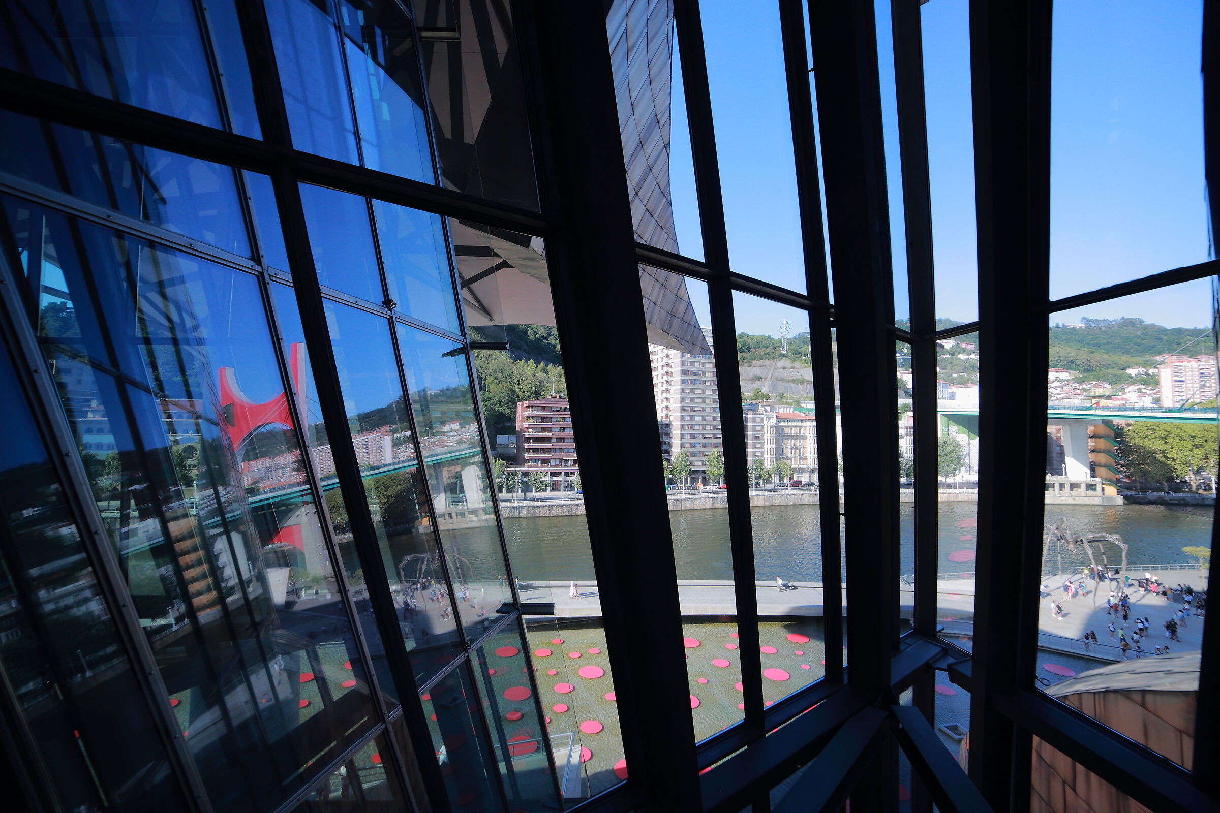 Trasparenza e riflesso dalle vetrate del Guggenheim...