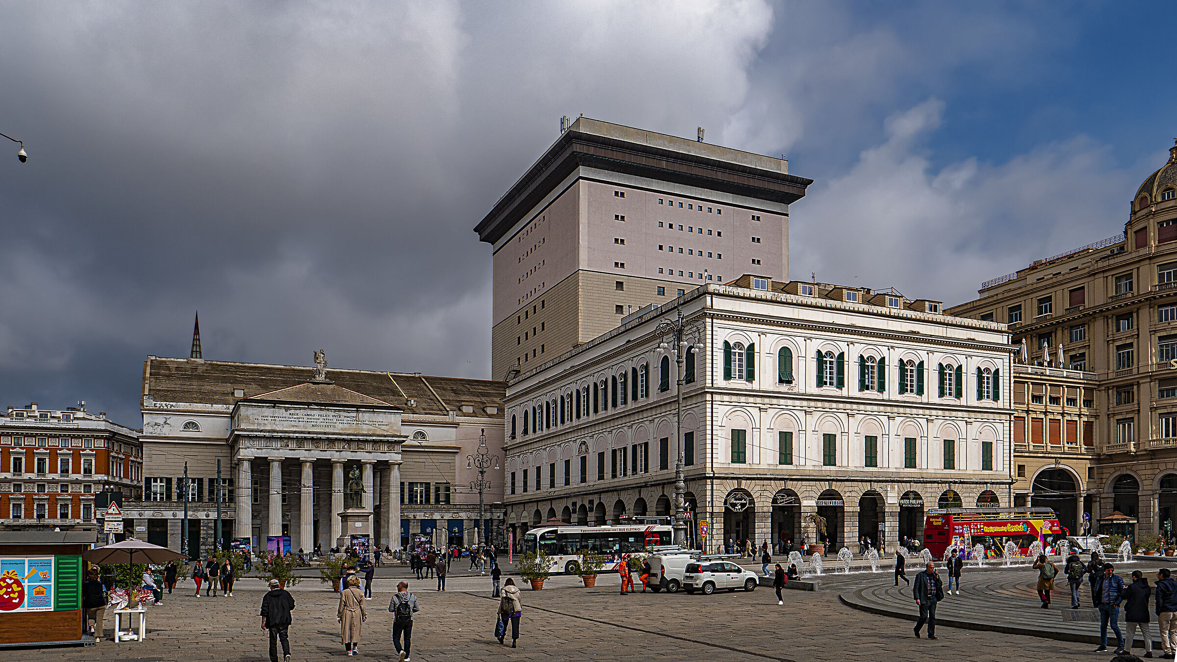Piazza De Ferrari davanti al Teatro Carlo Felice...