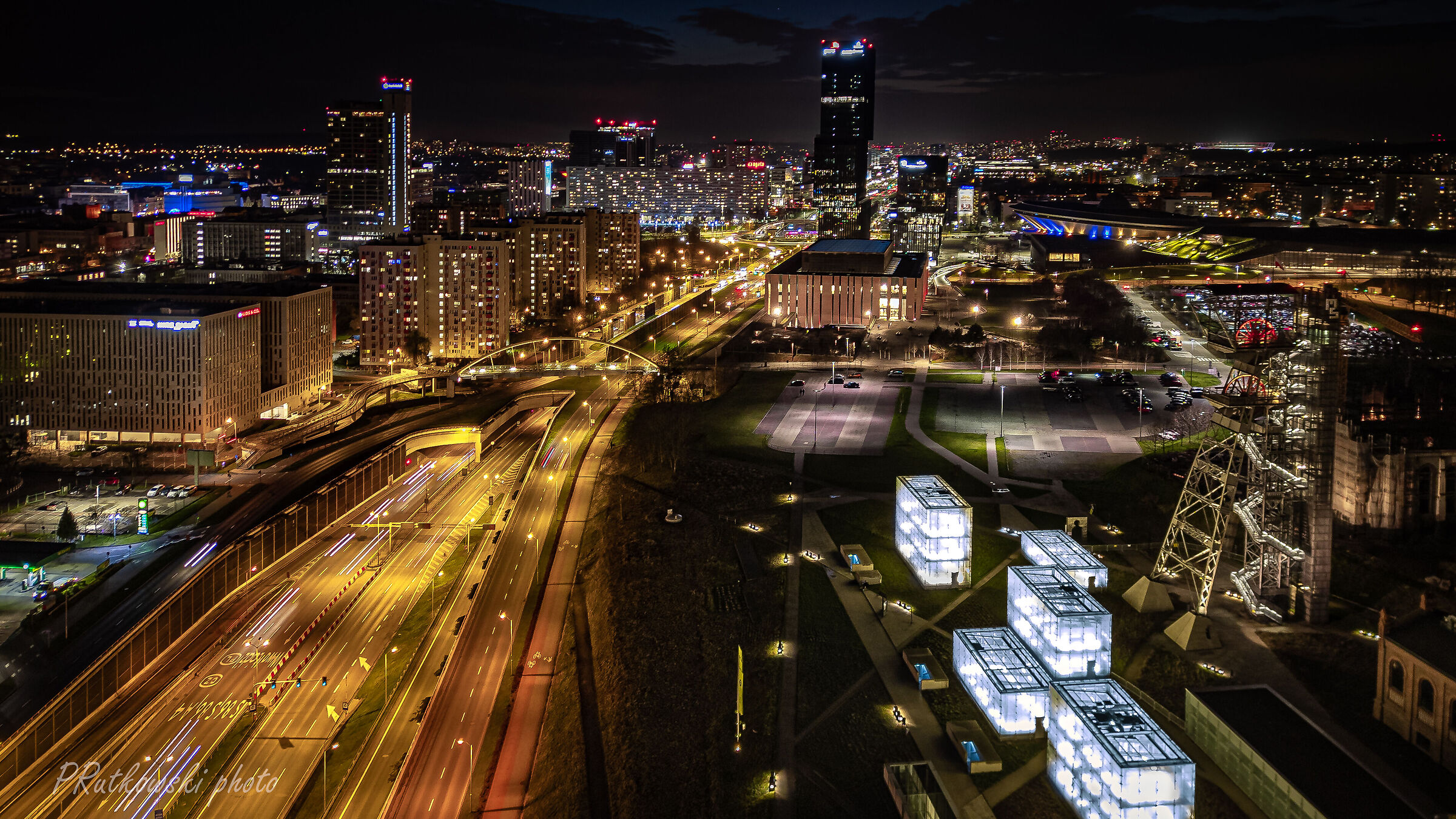 Nocna panorama miasta z drona....