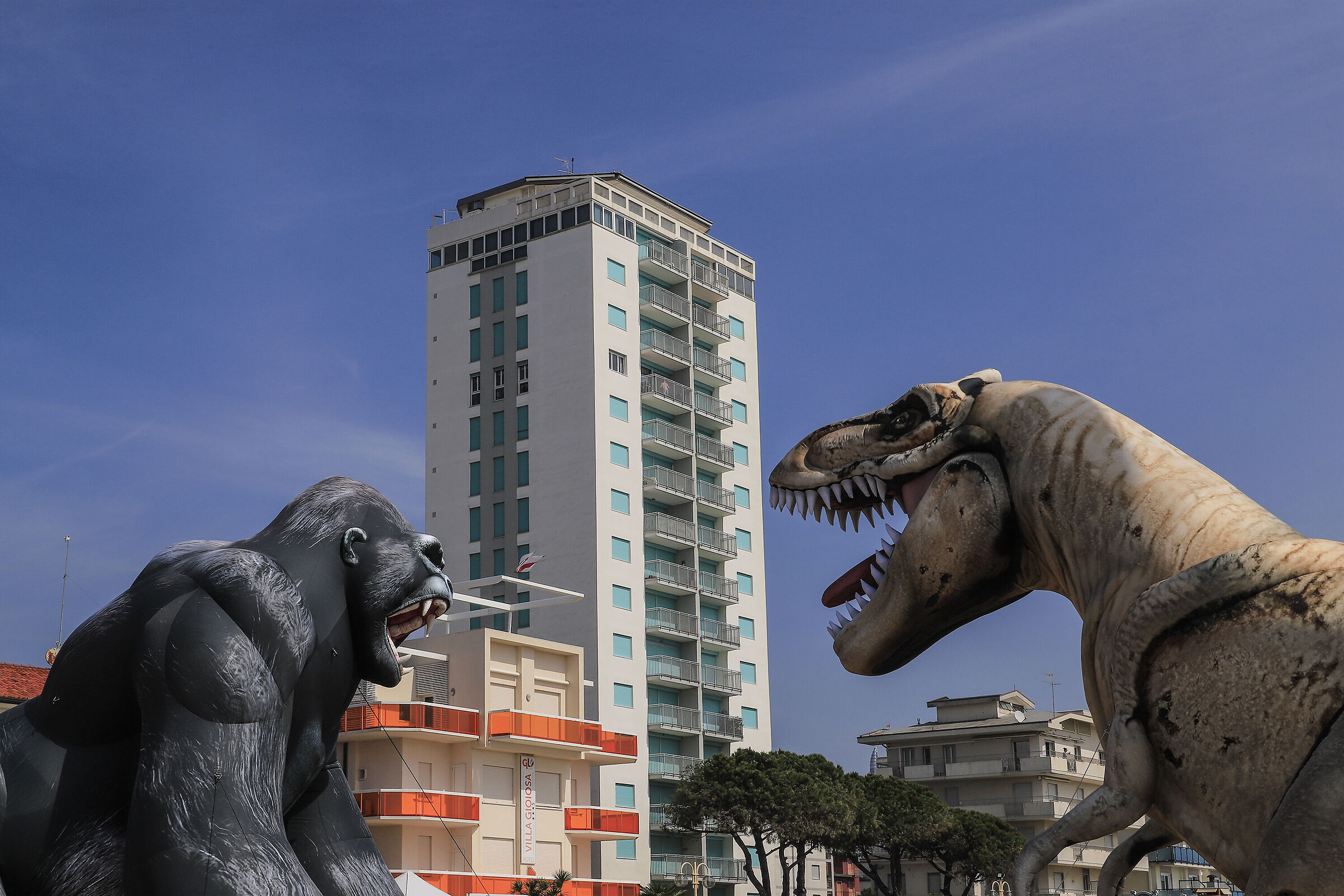 Godzilla vs K.Kong (Lotta per un grattacielo)...