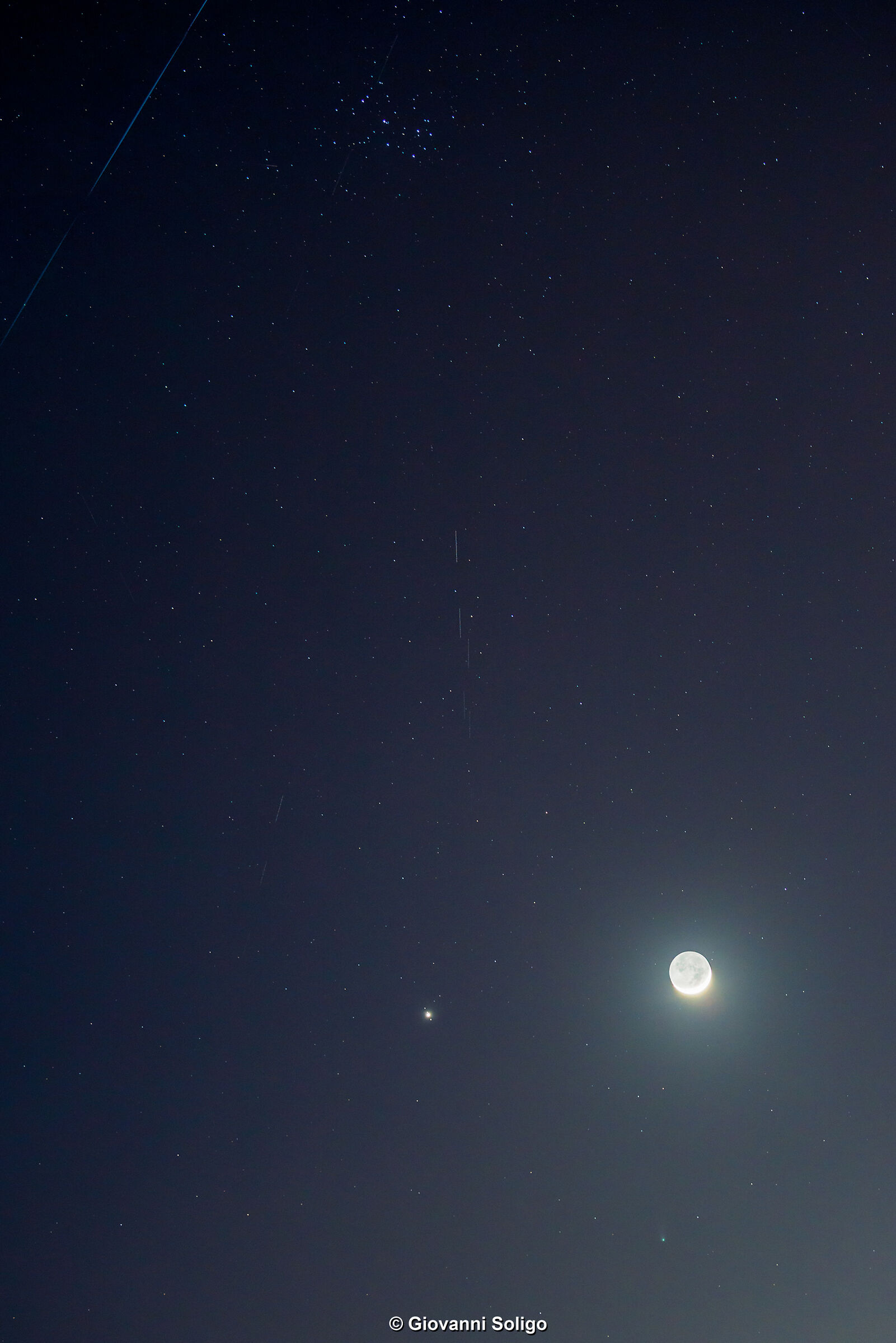 Cometa 12P con Giove, Luna, Pleiadi e Starlink...