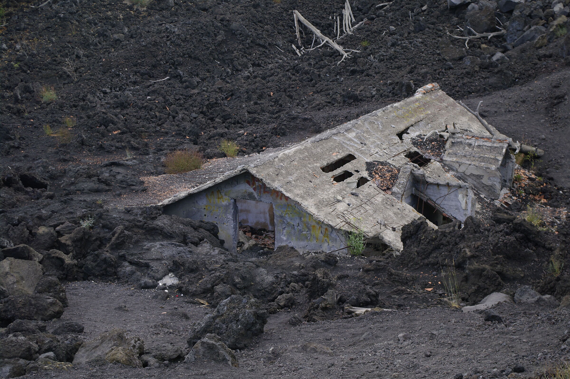 Casa distrutta dalla lava dell'Etna...