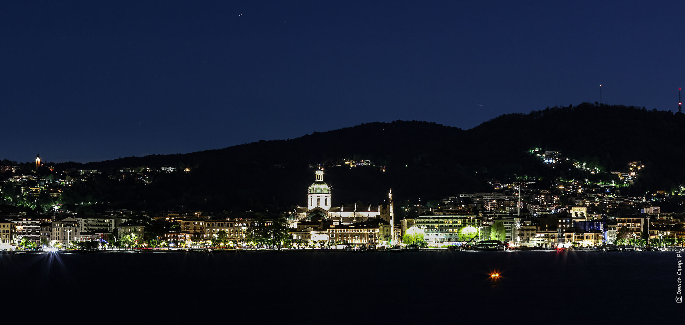 Panoramic view of Como at night...