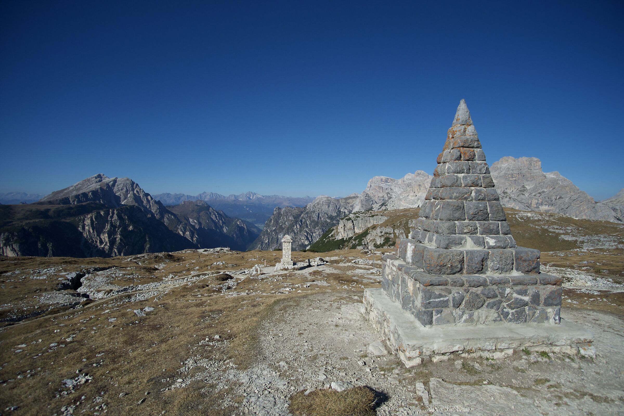Dietro le Tre Cime di Lavaredo...