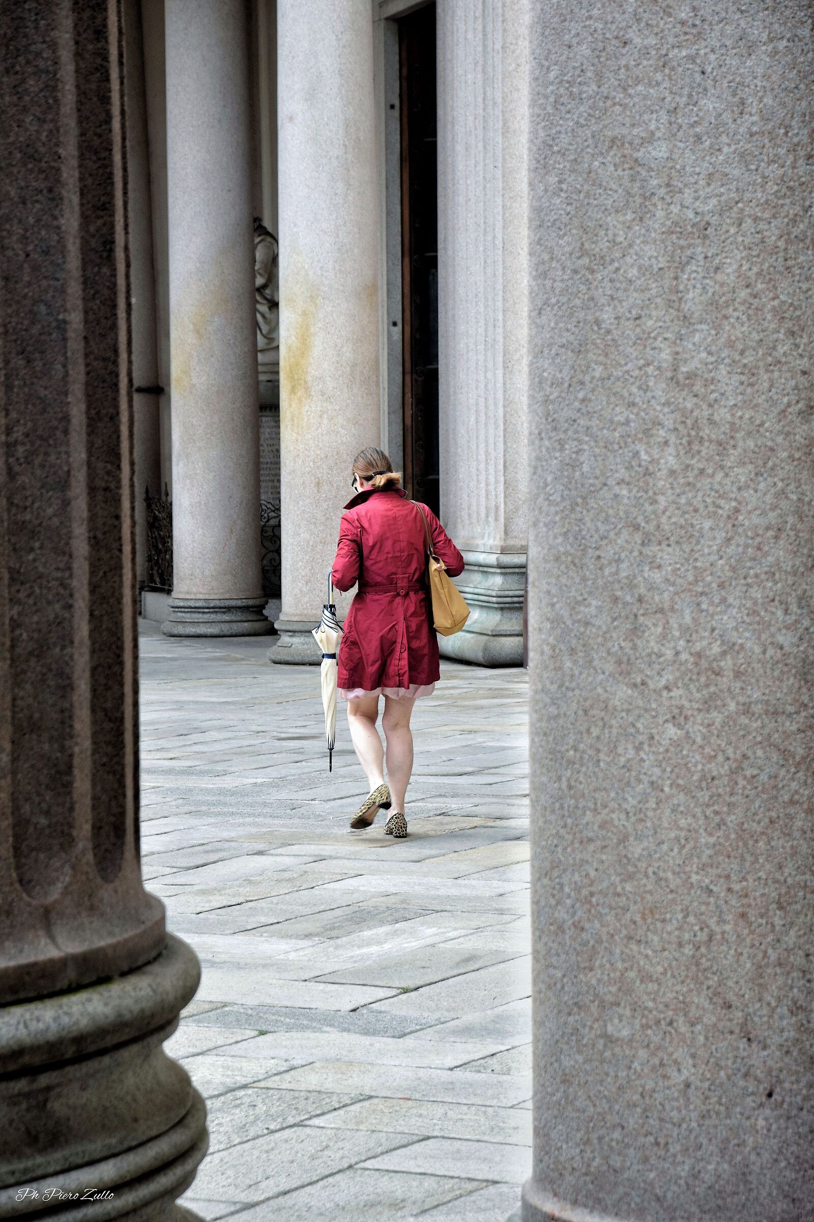tra le colonne...