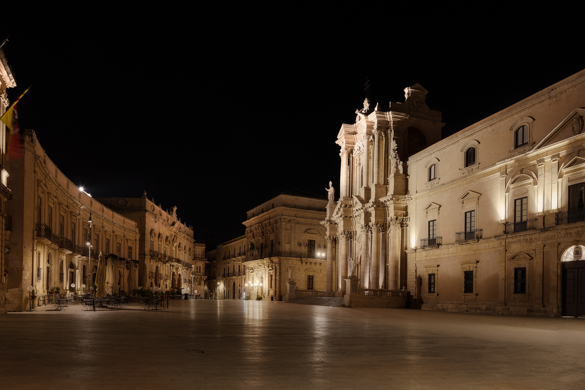 Siracusa: veduta notturna di Piazza Duomo...