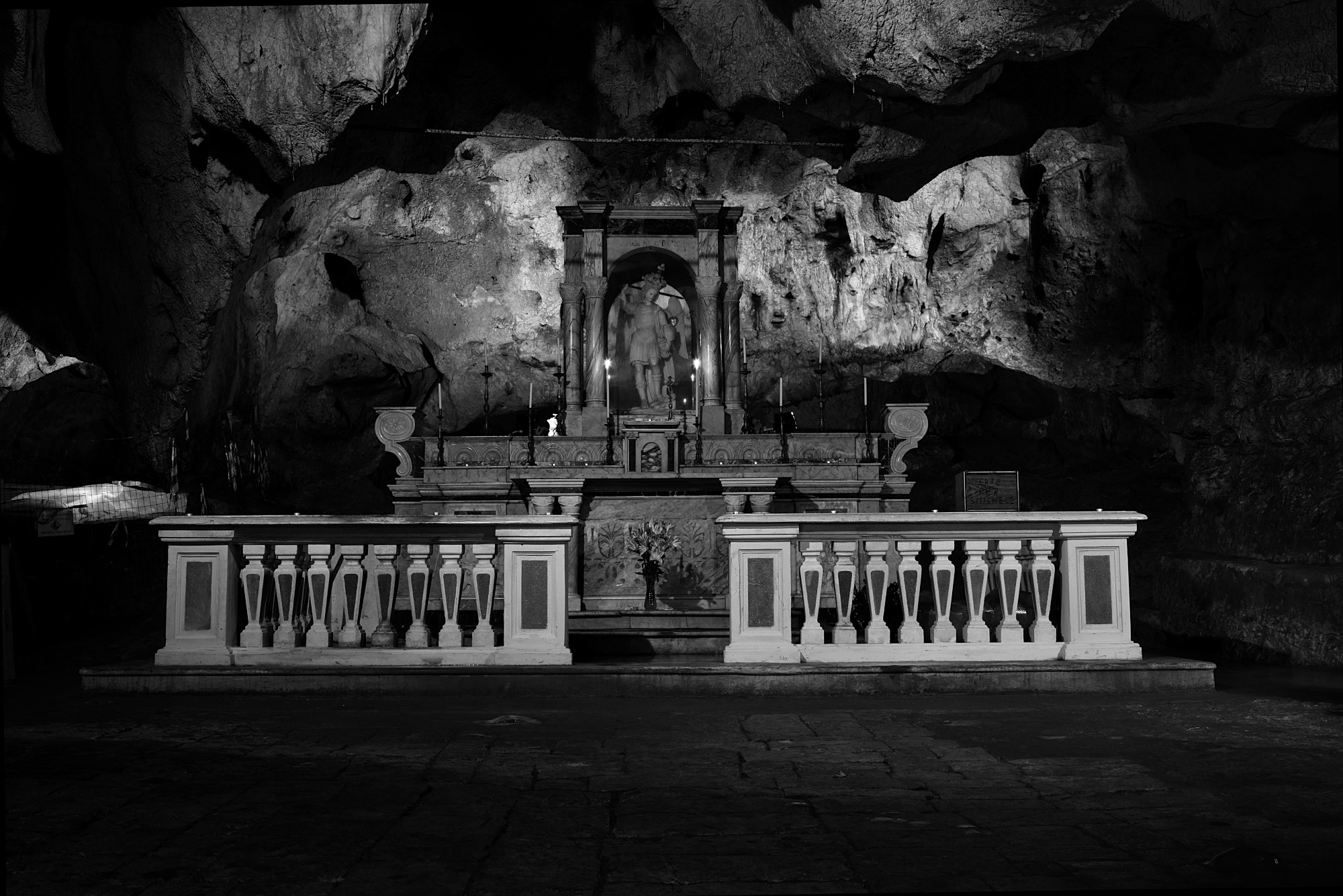 Grotta S.Michele (Cagnano Varano) entrance...