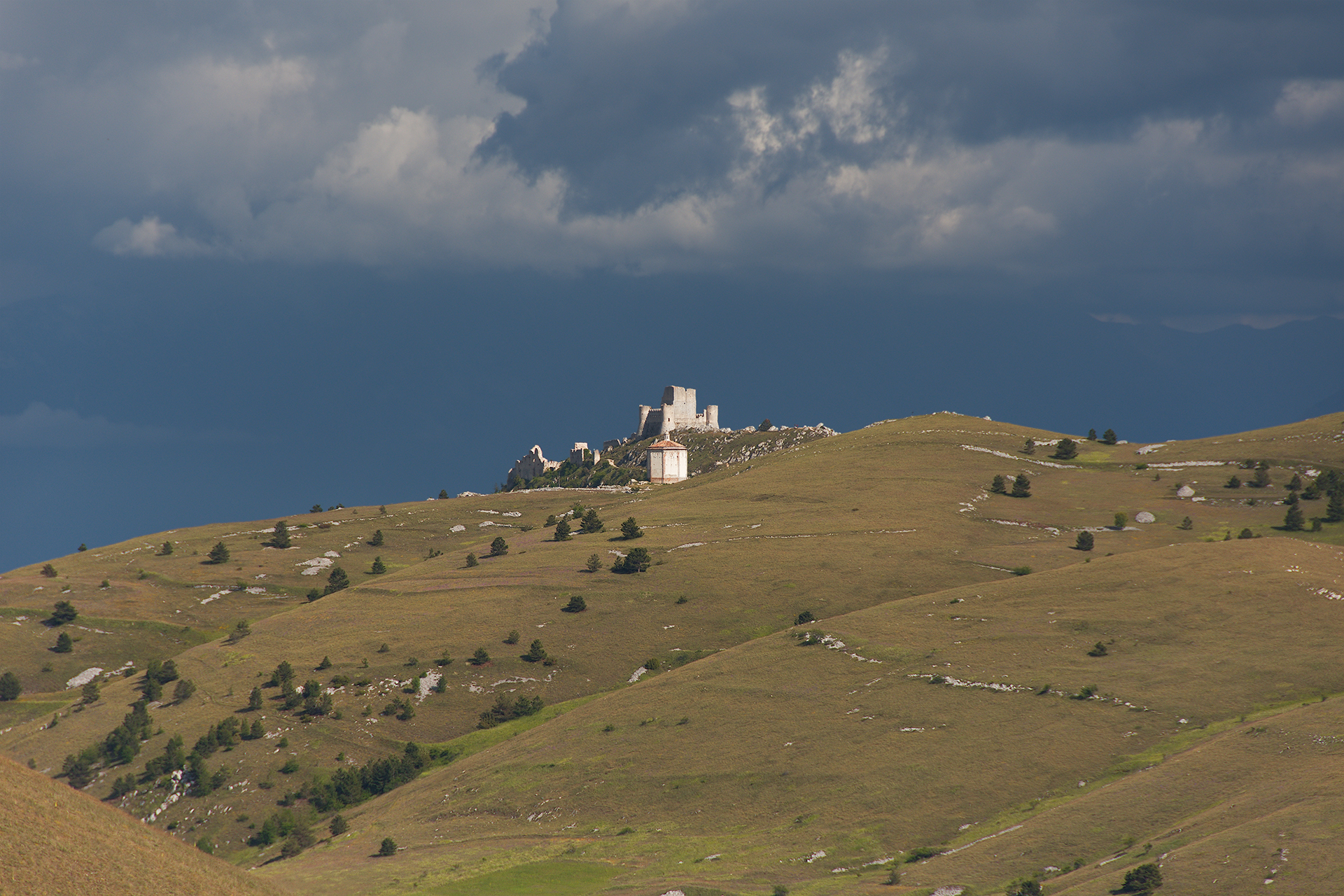 Rocca Calascio  in lontananza...