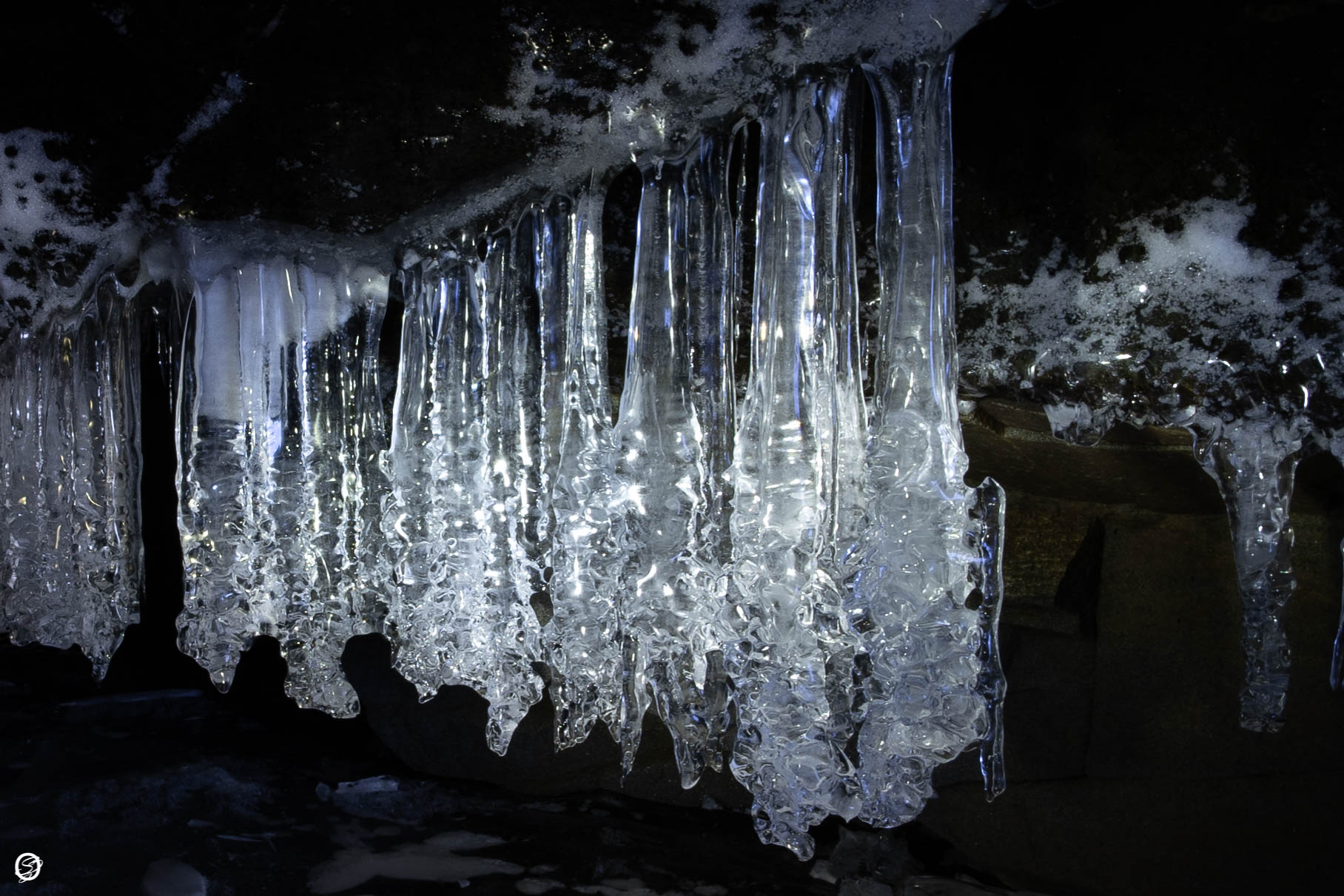 Stalattiti di ghiaccio in grotta...