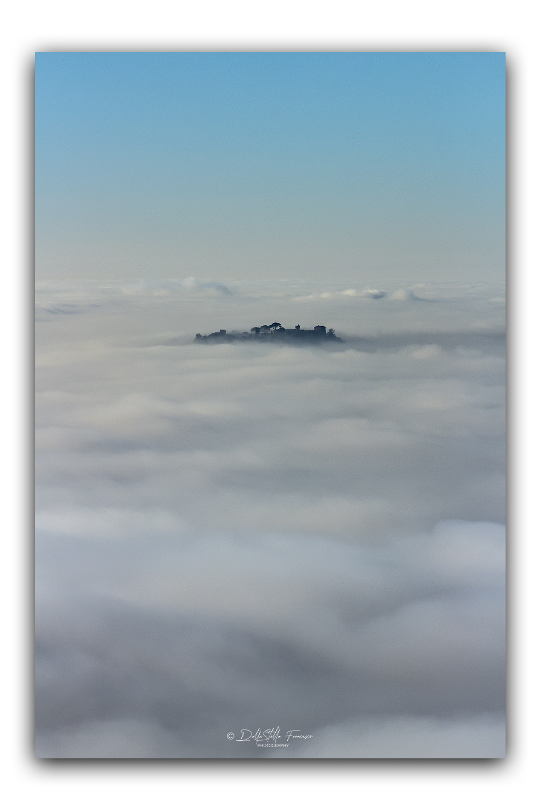 Un isola nel mare di nebbia...
