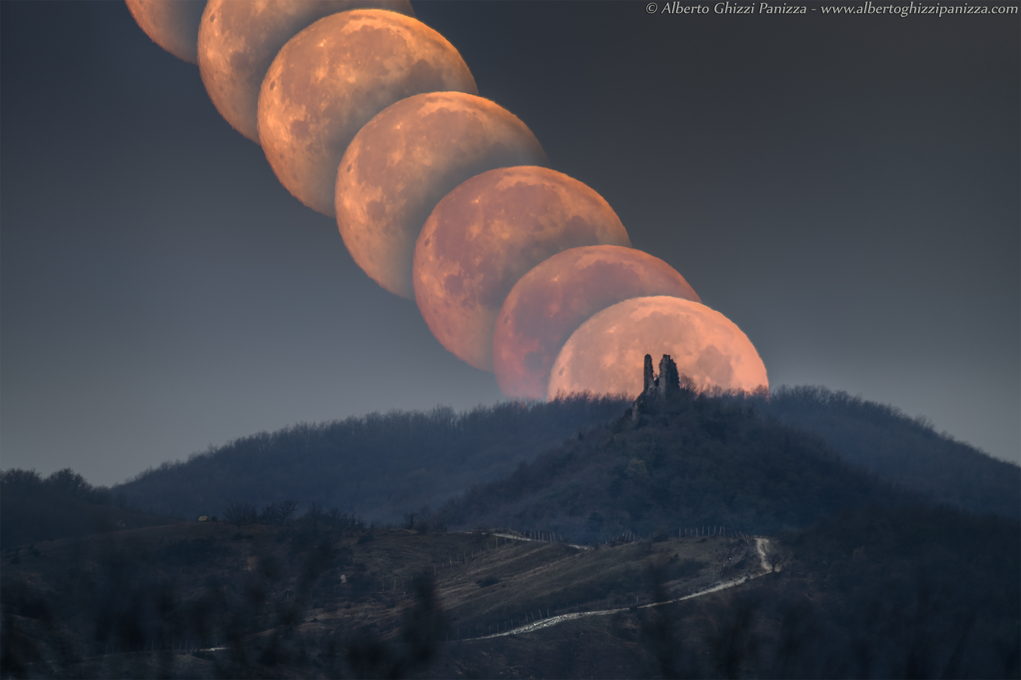 Sequenza del tramonto della Luna su Roccalanzona (pr)...