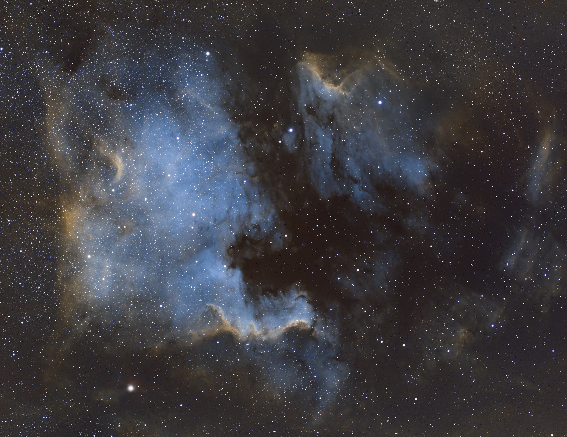 Wide field on the North American and Pelican nebulae...