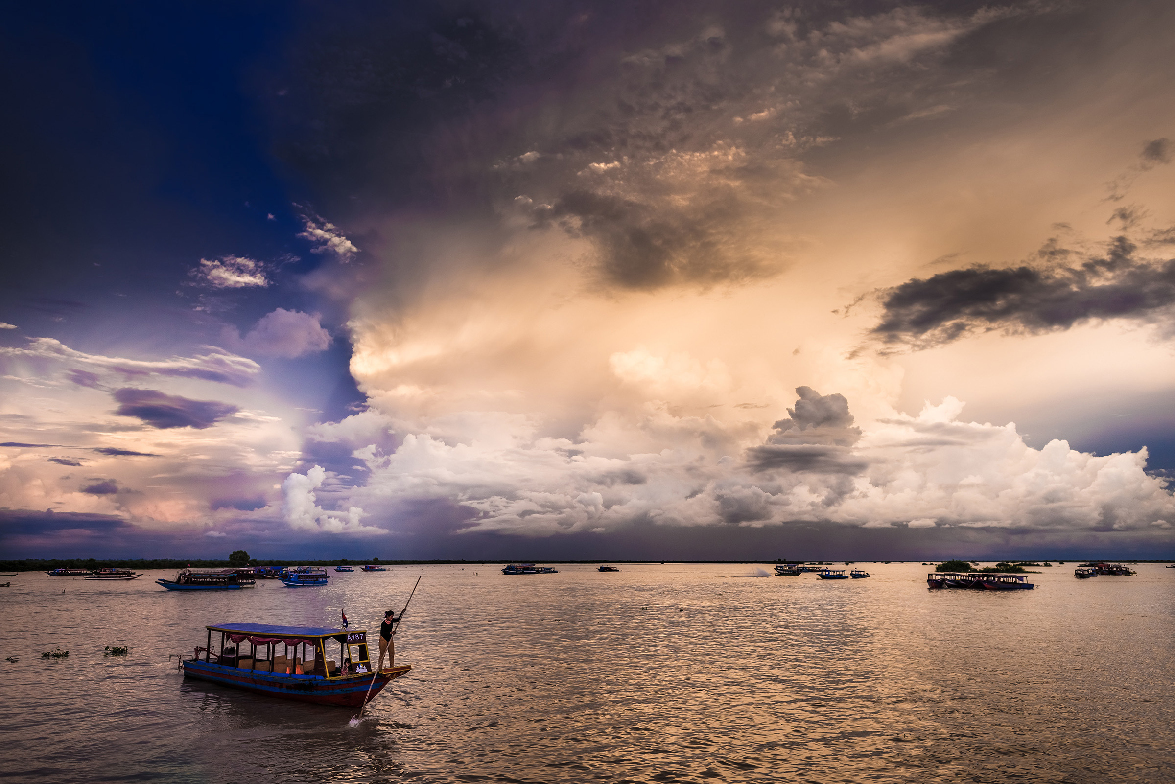 Tramonto sul lago Tonle Sap, Cambogia...