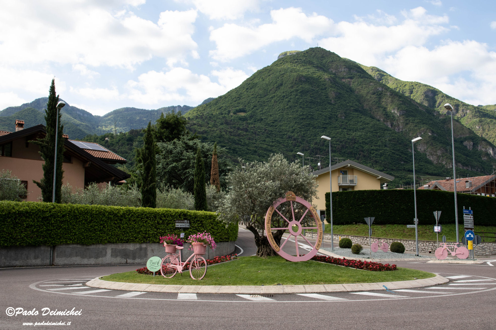 Rotatoria per il Giro D'Italia ad Ala di Trento...