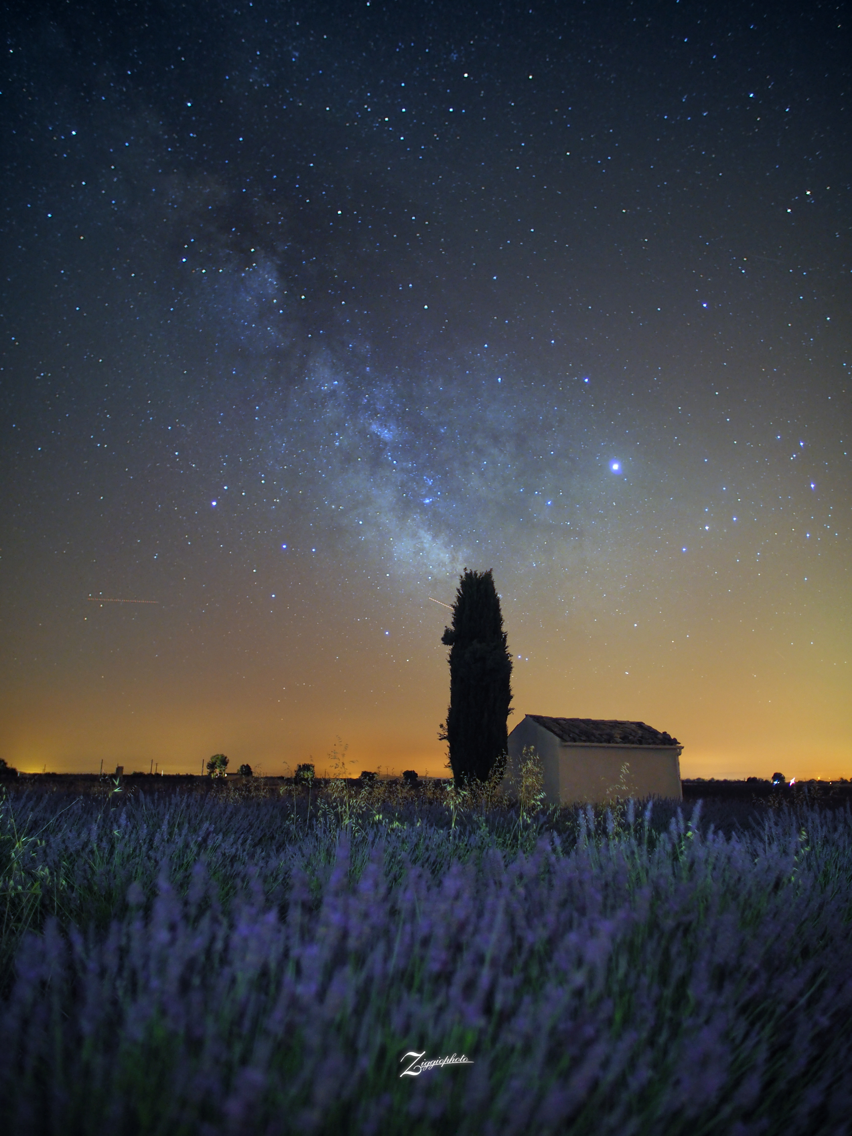 The night mixes with the scents of Provence ...