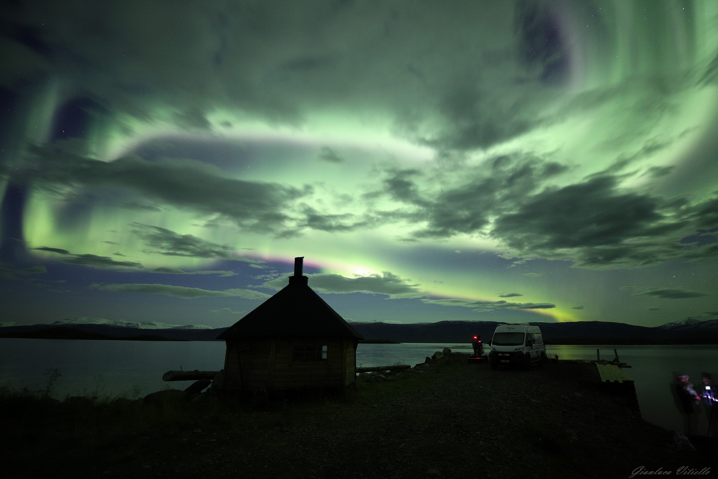 Aurora con cielo nuvoloso, Abisko...