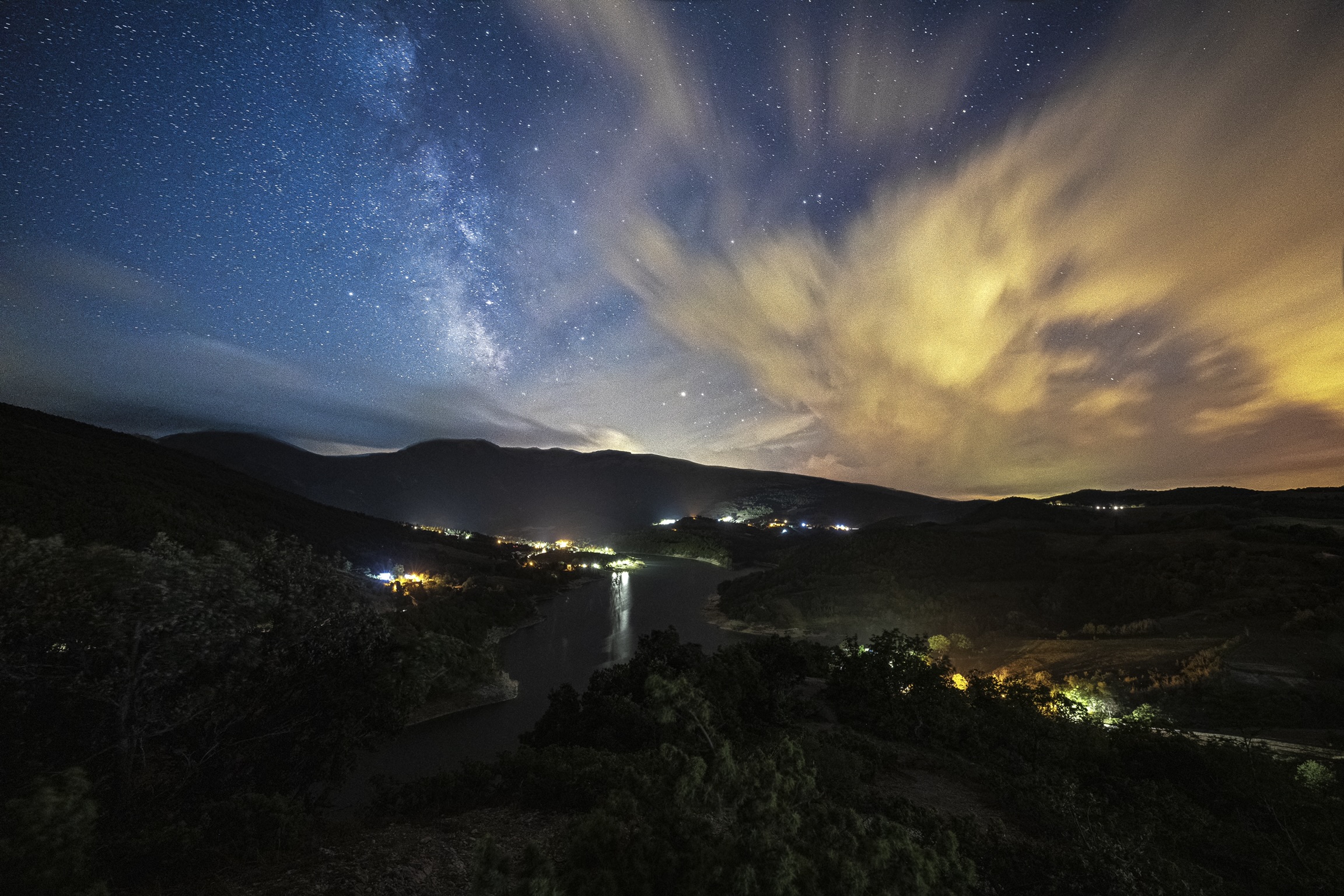 Among the stars and clouds, Lake Fiastra ...