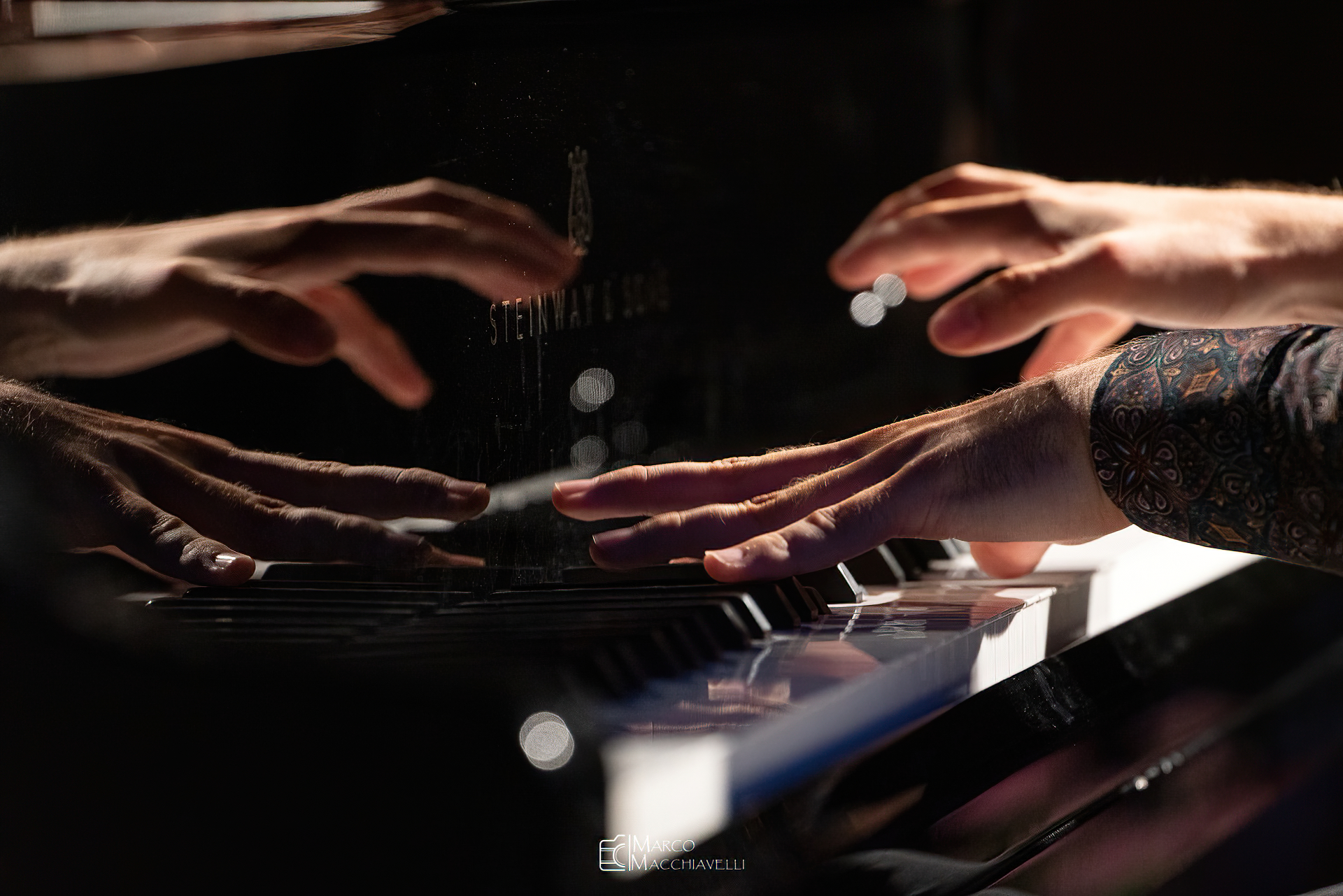 Suonare il pianoforte: una danza delle dita umane....