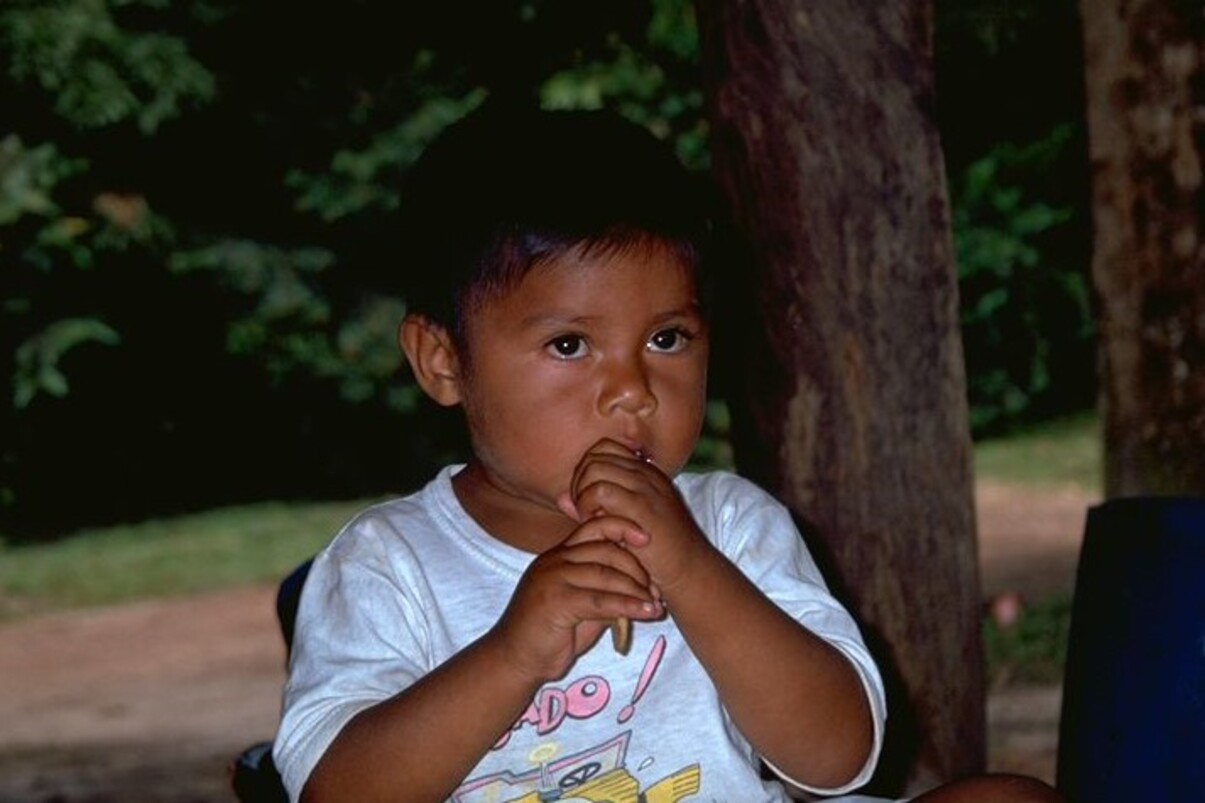Bambino in villaggio del Venezuela...