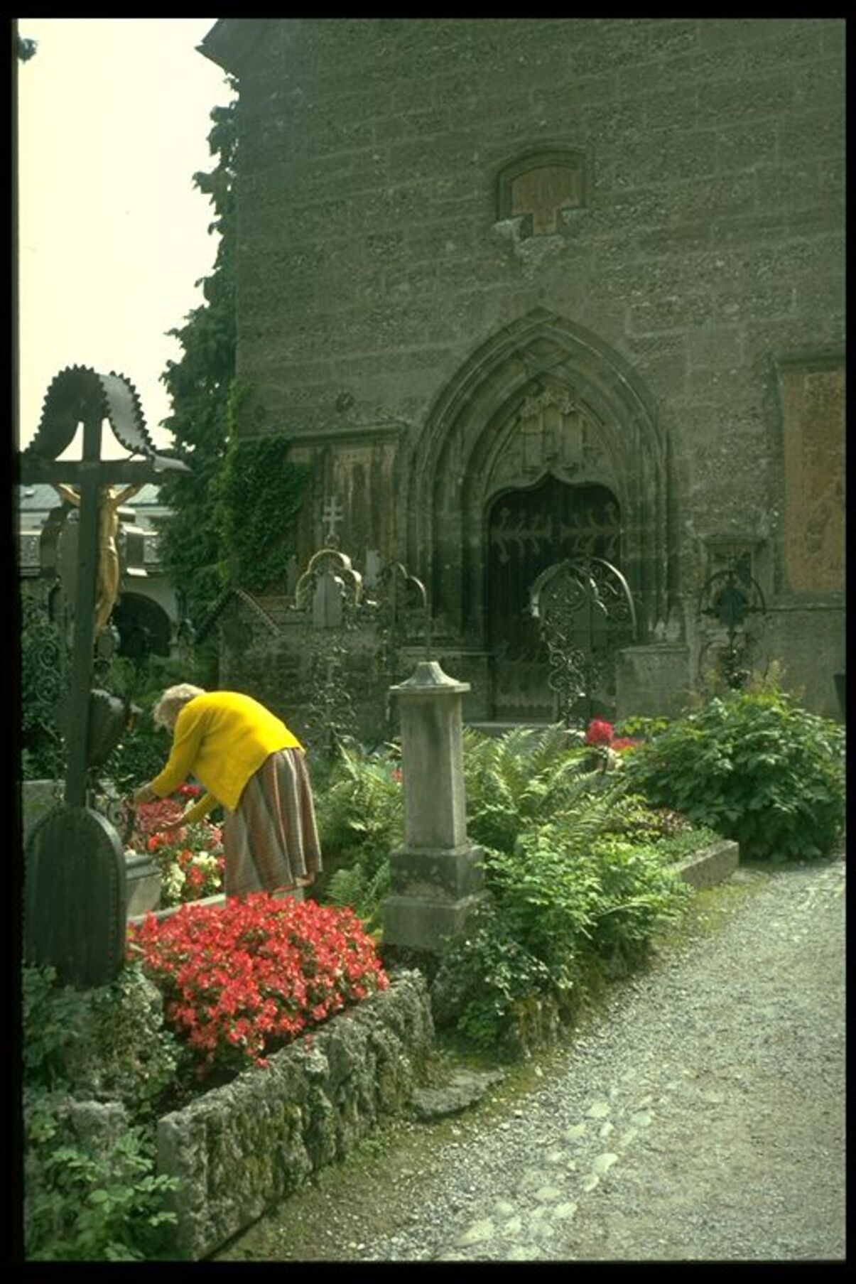 Devozione ai defunti in piccolo cimitero a Salisburgo...
