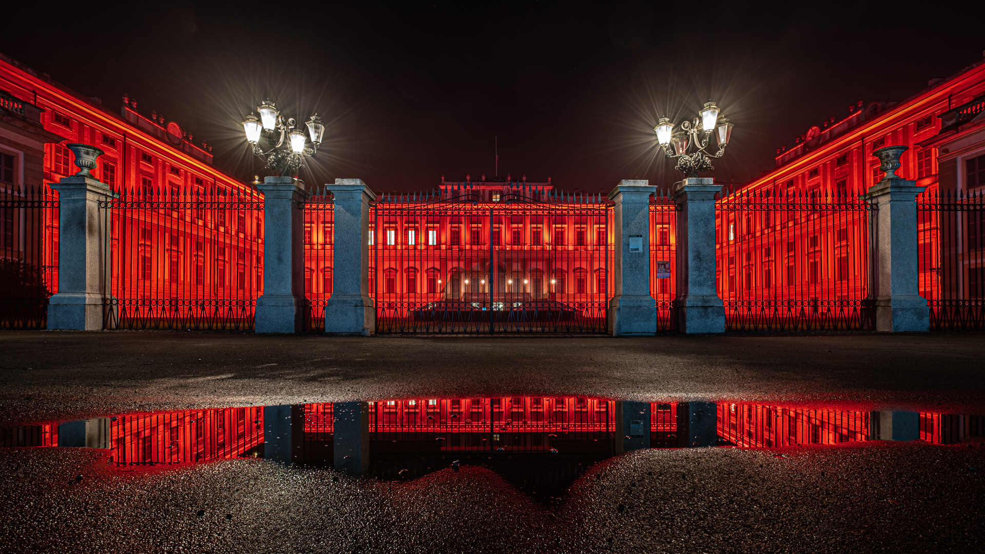 The Royal Villa of Monza in Red!...