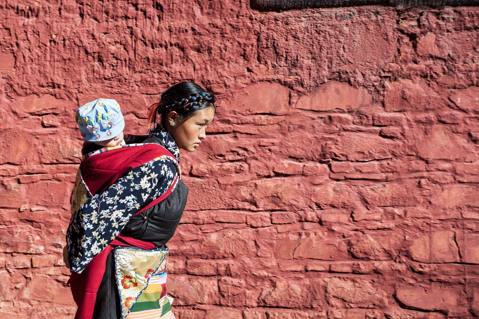 Shigatse, Tibet: giovane madre....