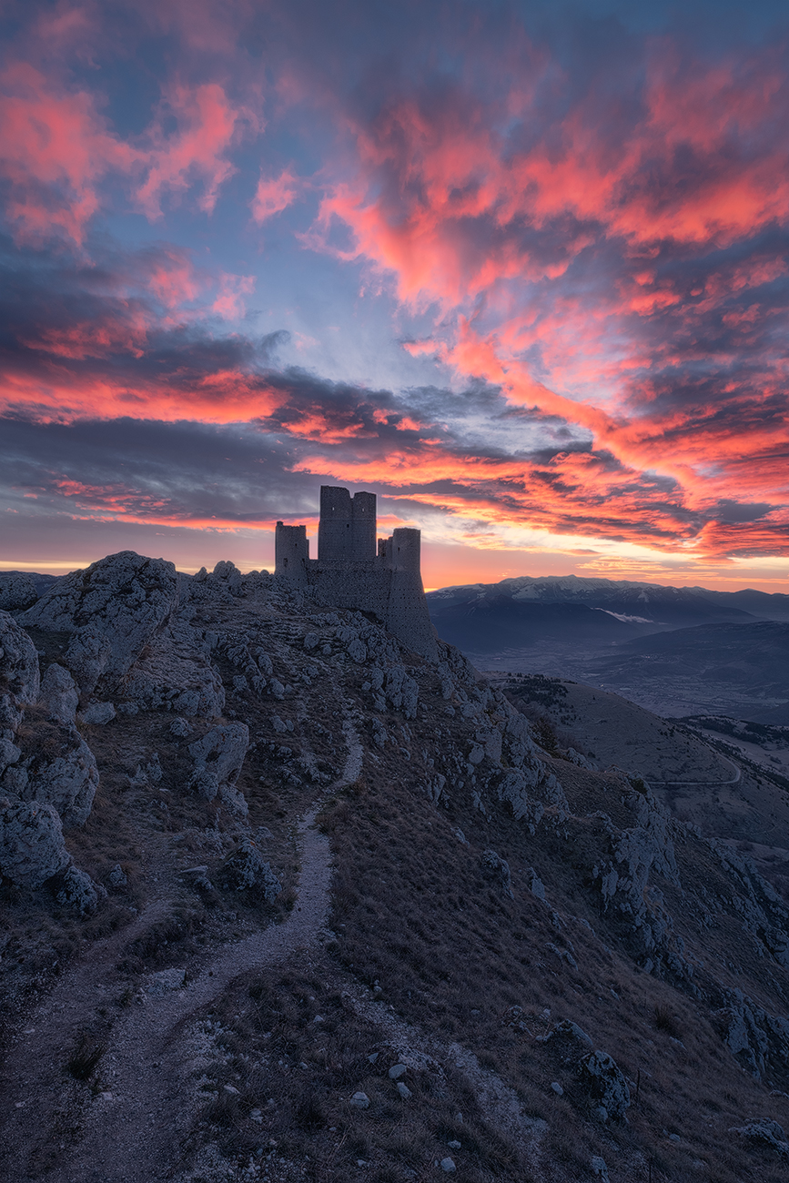 The fiery sunrise at the castle of Rocca Calascio ...