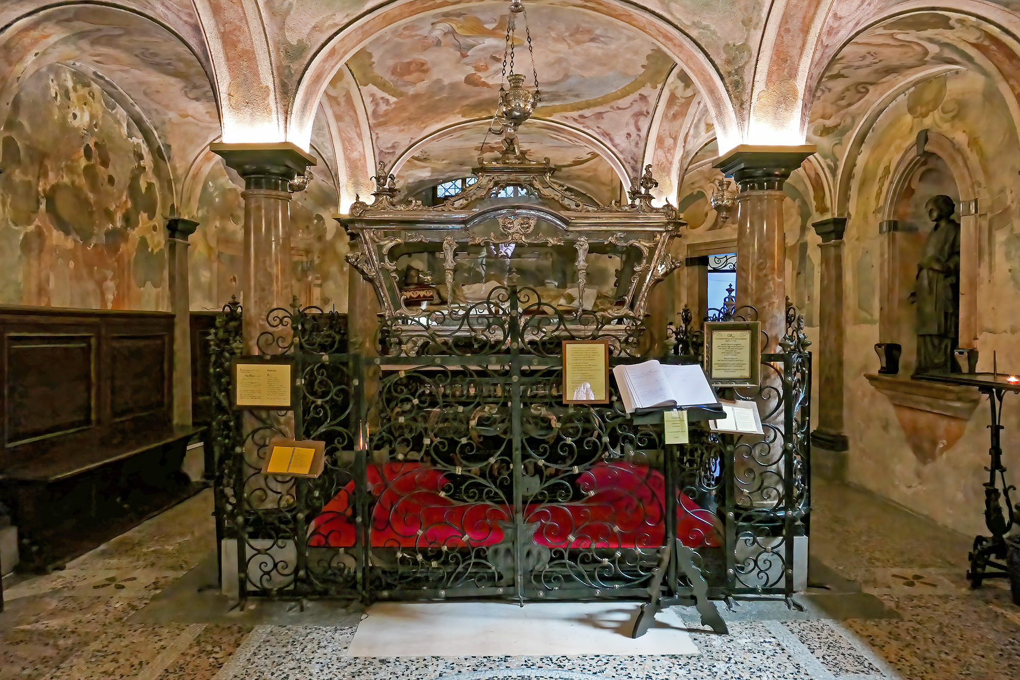 Crypt of San Giulio (Lake Orta)...