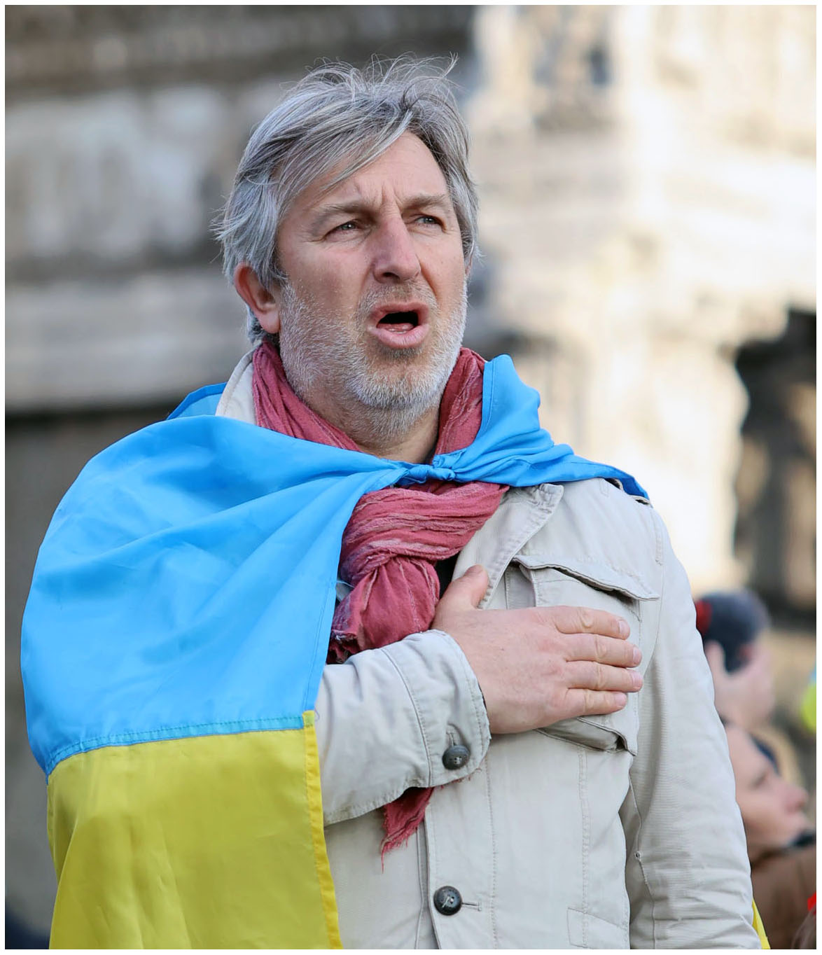Cantando l'Inno Nazionale dell'Ucraina...